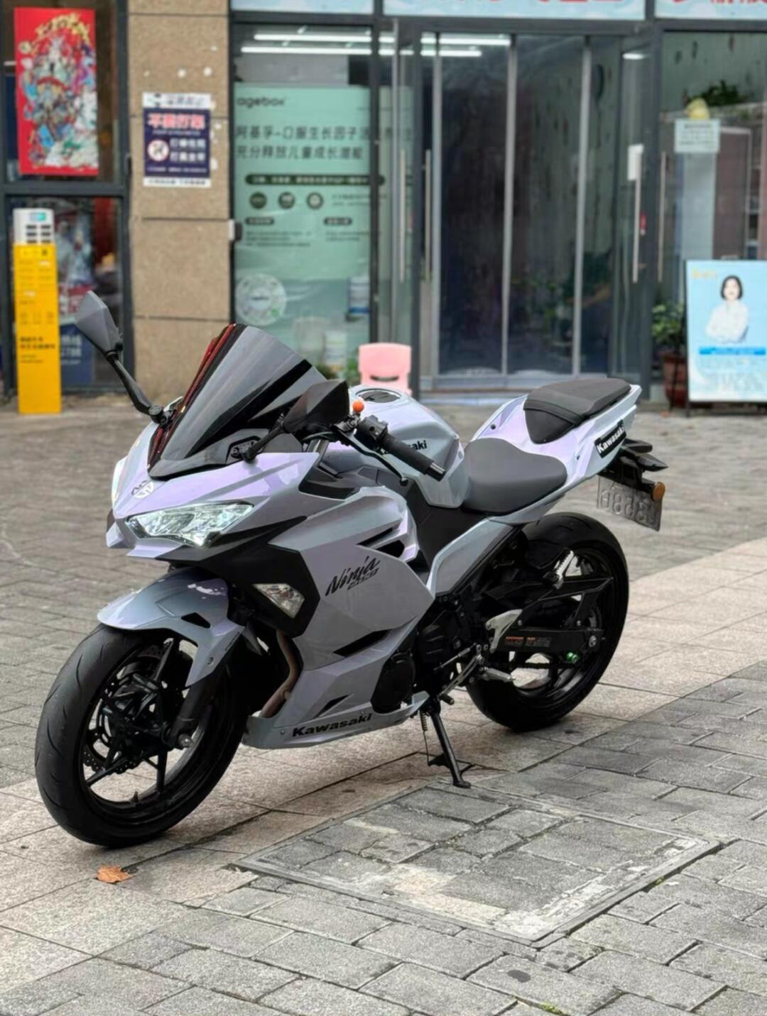 川崎 ninja400 继承了 ninja 家族的标志性头罩