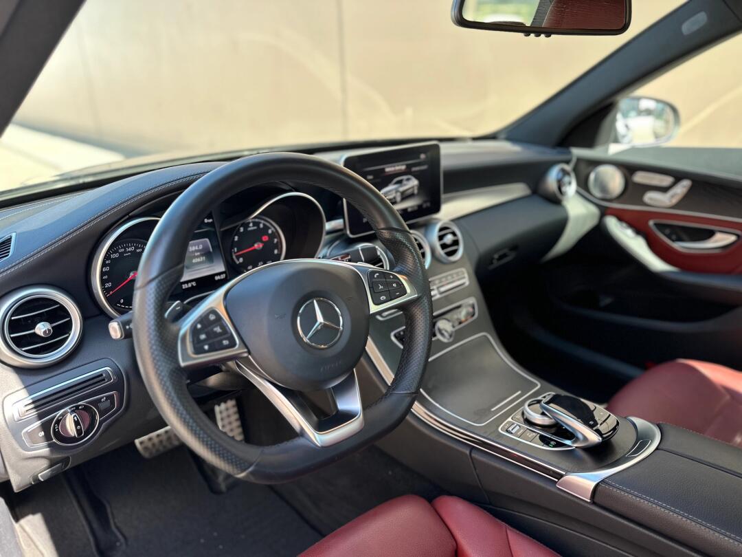 9896新车到店 2016 奔驰c300 四门外黑内红