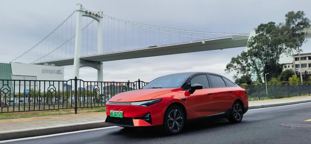 初识小鹏汽车,是知道小鹏有一款颜值高的轿跑p7,也到店体验过,但是