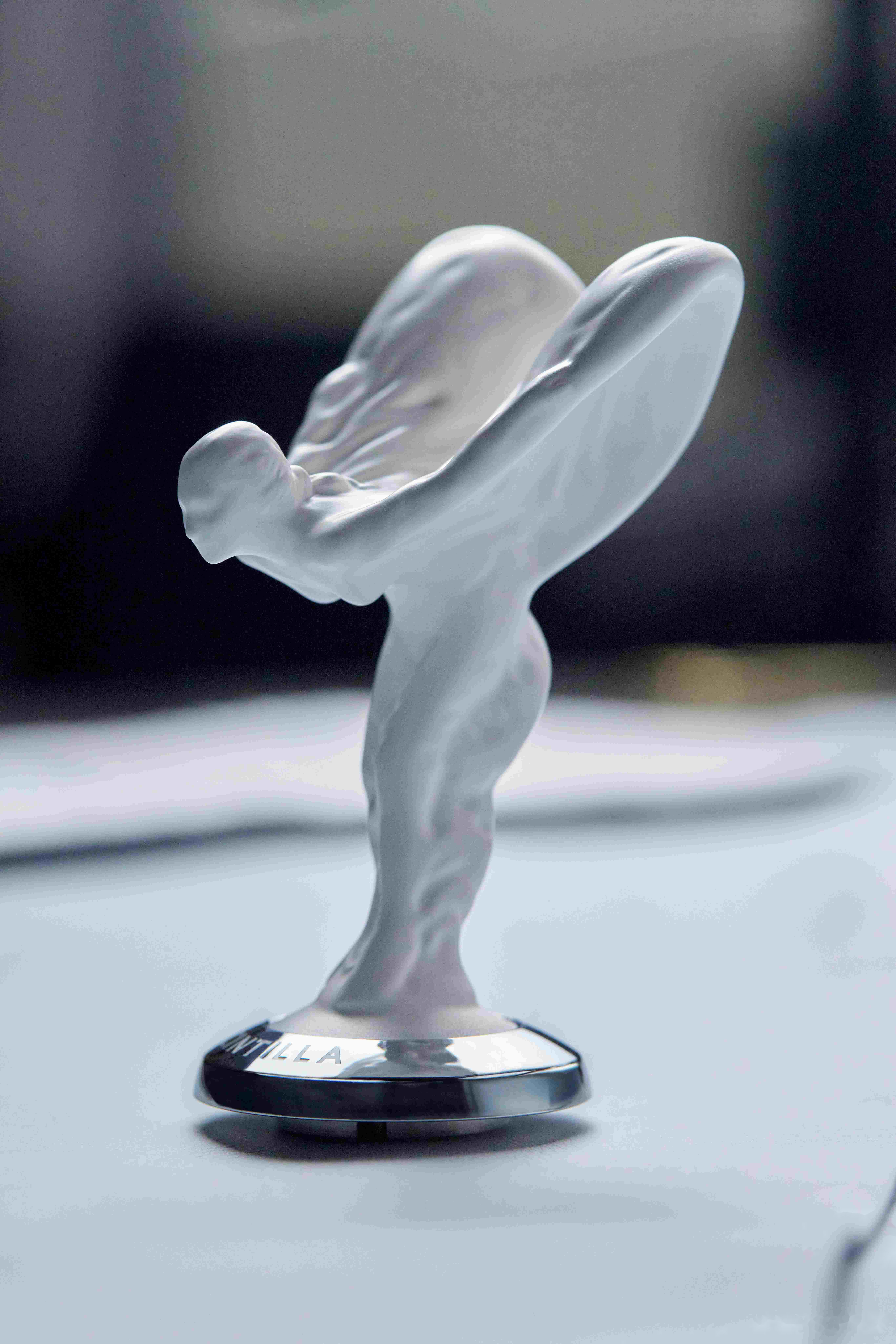 劳斯莱斯推出幻影"荧彩烁光(scintilla)"专属典藏版,"欢庆女神"雕像采