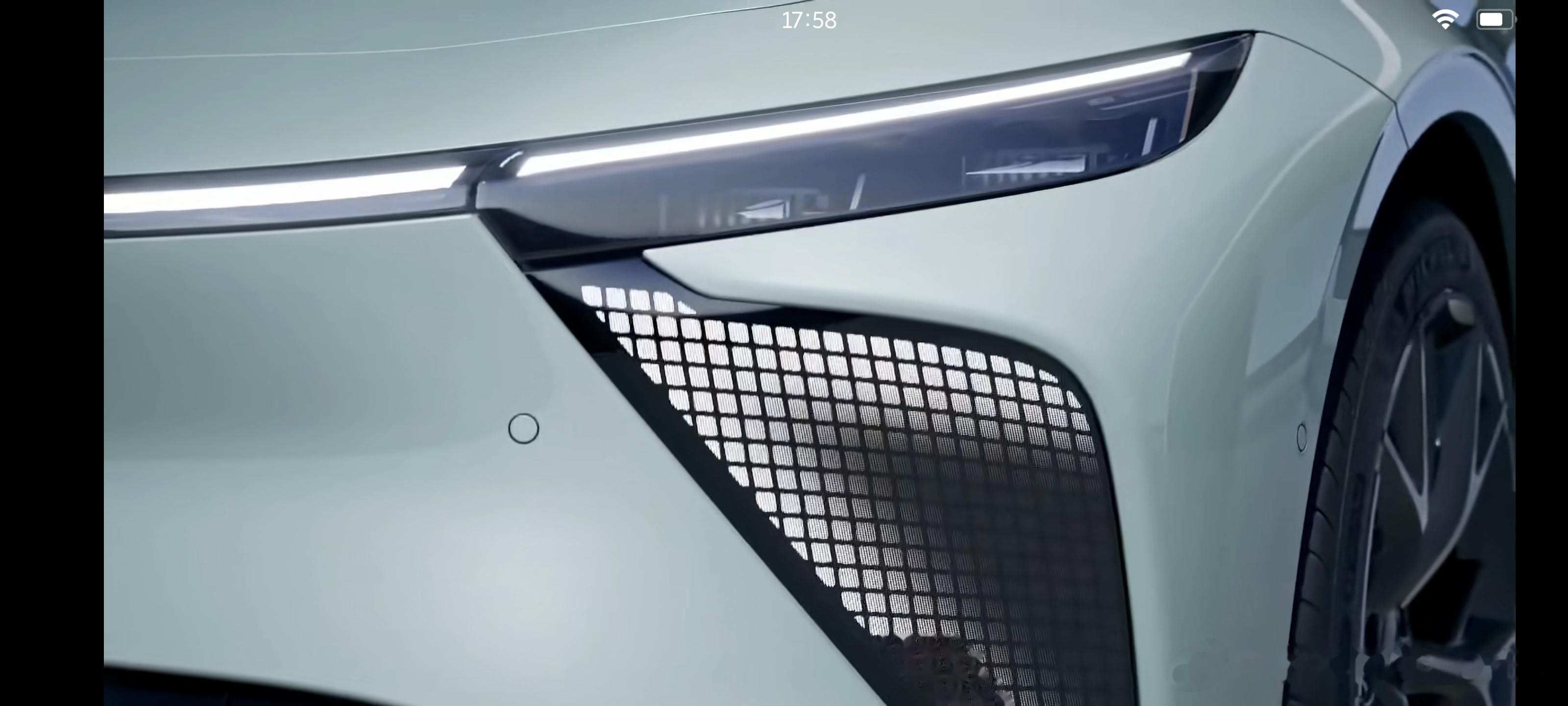 我最喜欢的的前脸贯穿式大灯,下方的雾灯也好有设计感,科