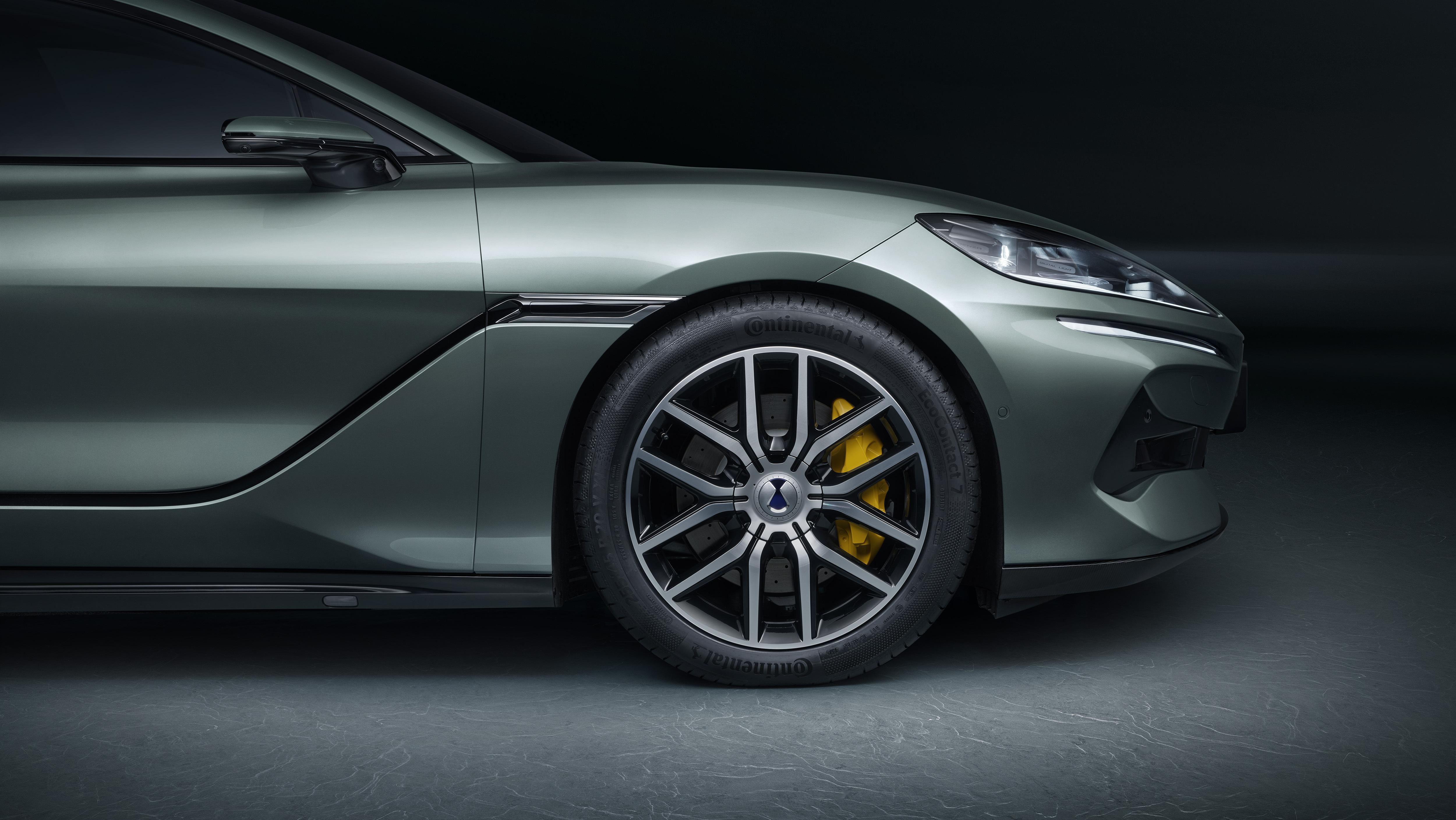 一个普通人,开一辆量产车,猛打方向盘,速度低于多少才不会翻车?