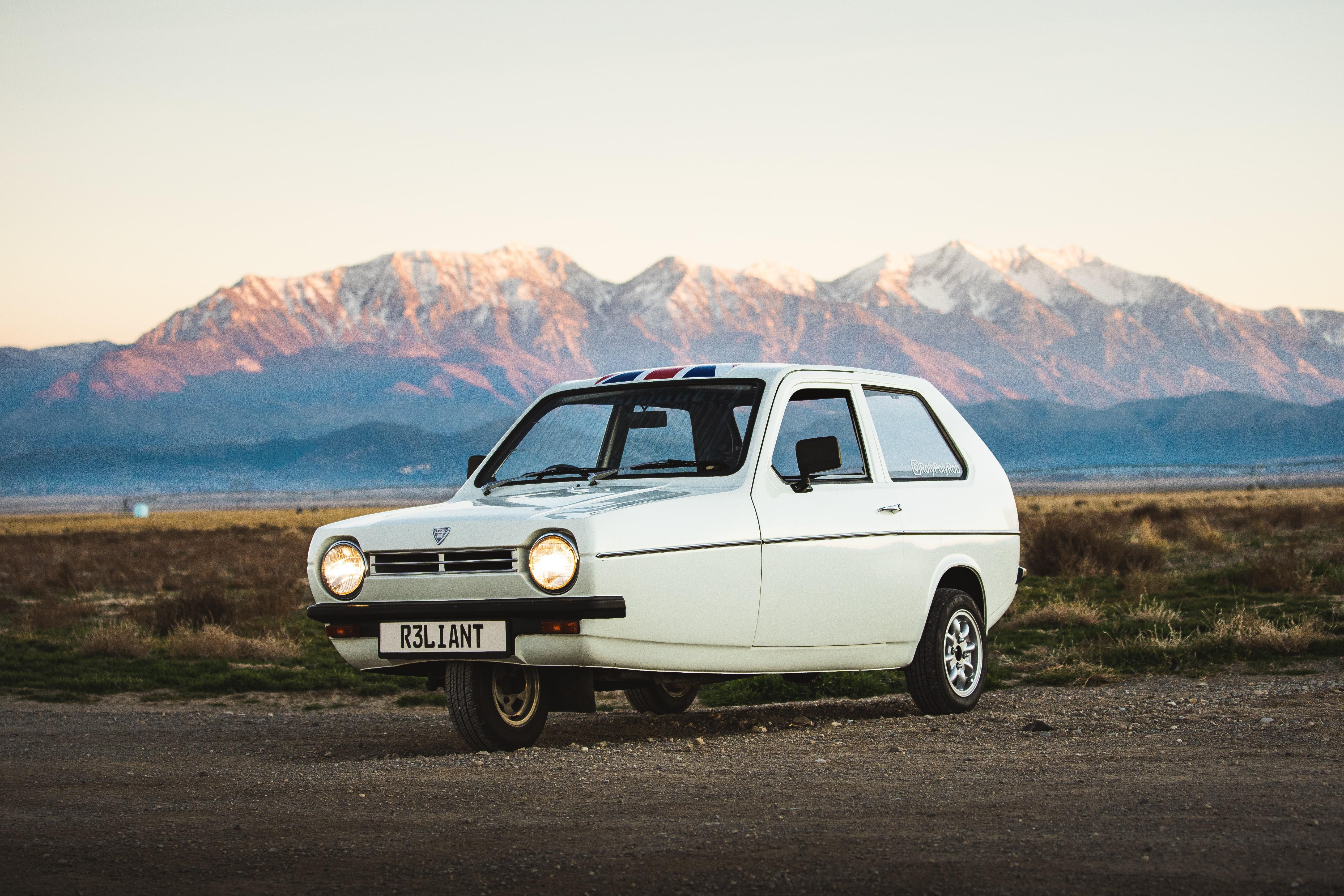 reliant robin是一款英国生产的三轮汽车,以其独特的设计和不稳定的