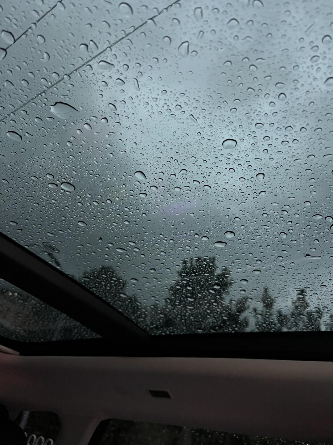 车内看外面下雨图片图片