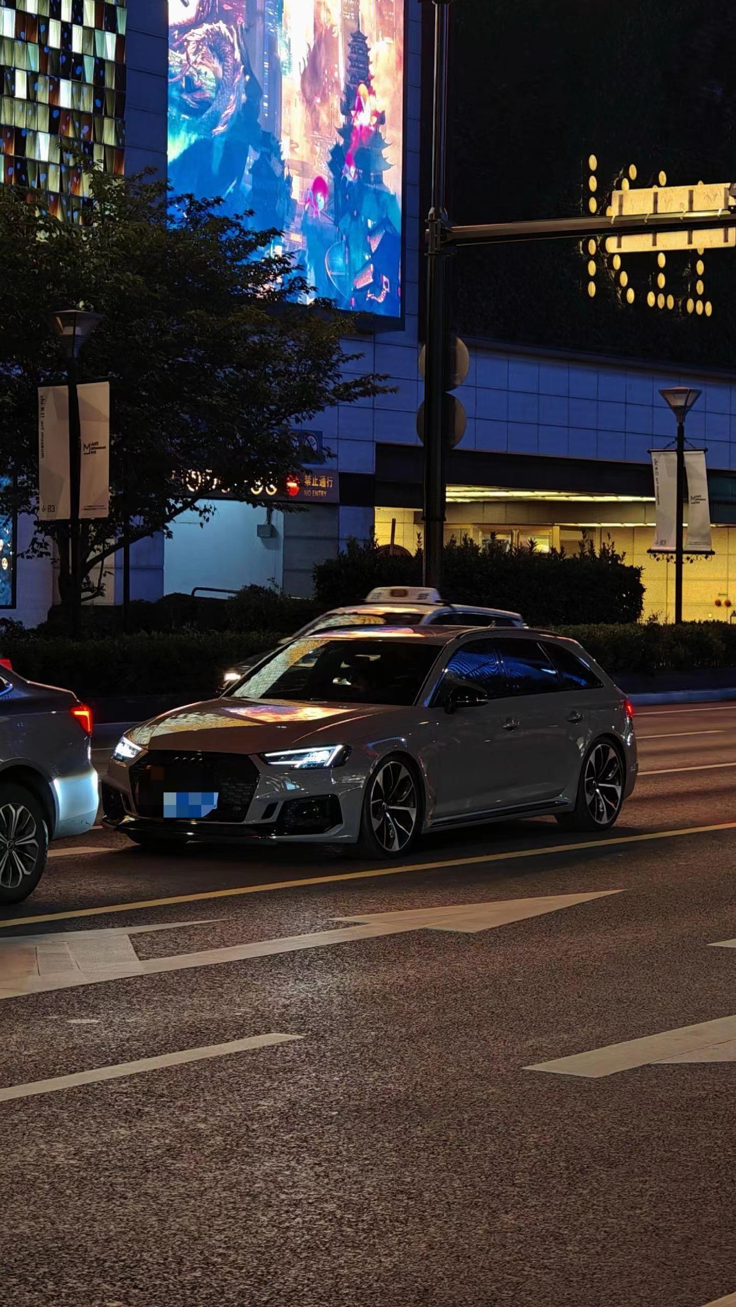 在上海这座不夜城,豪车仿佛成了流动的风景线,与霓虹灯交相辉映,每一