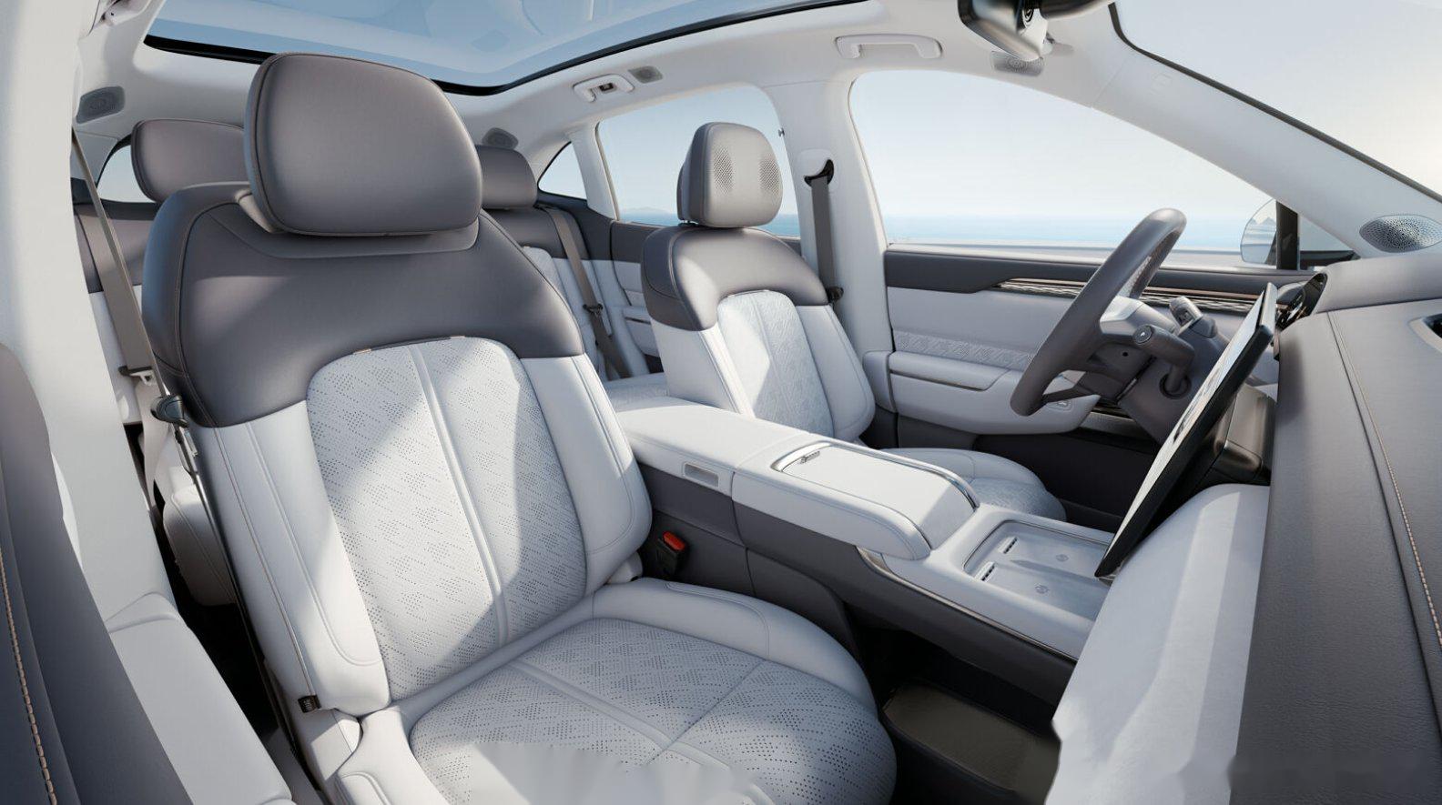 车内配备了电动桌板,特别适合长