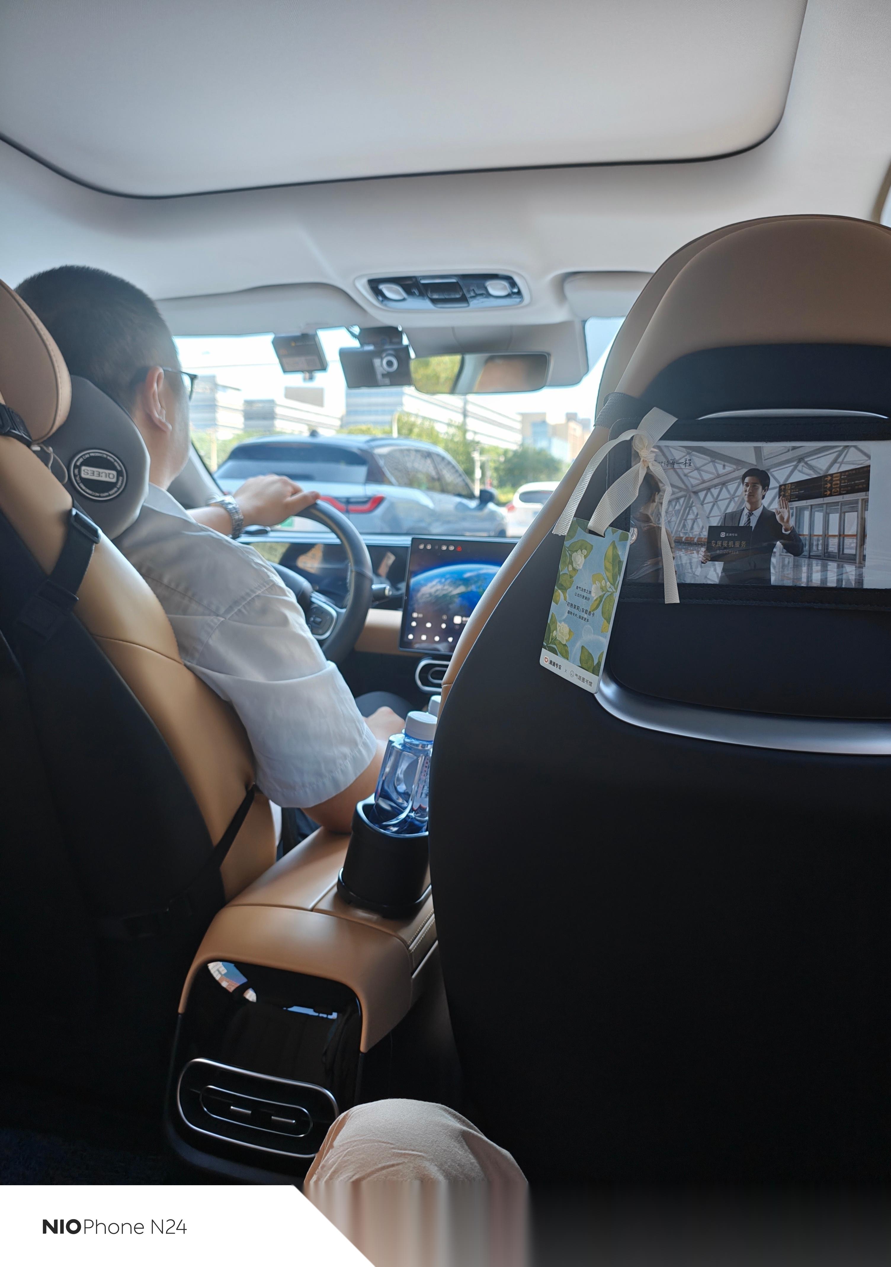 正常来讲我光坐个后排肯定懒得聊两句,但