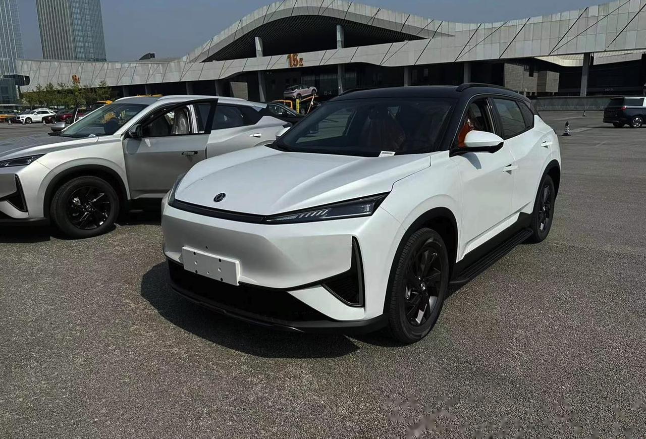 东风风神l7纯电动版将在即将开幕的成都车展上首发亮相,预计年内上市.