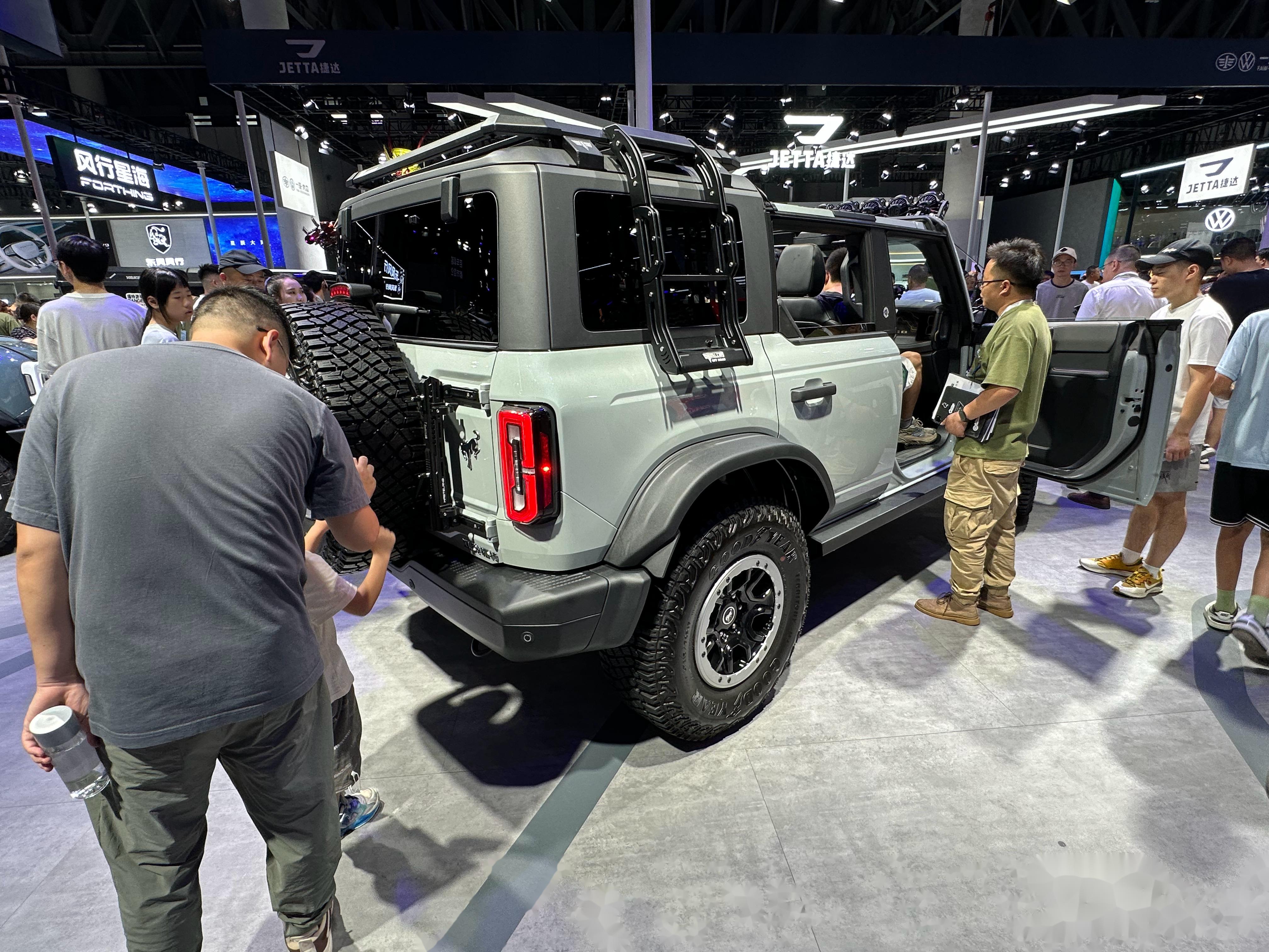 福特展台自己的bronco改装方案都好好的,拓展可能都很多,多好呀