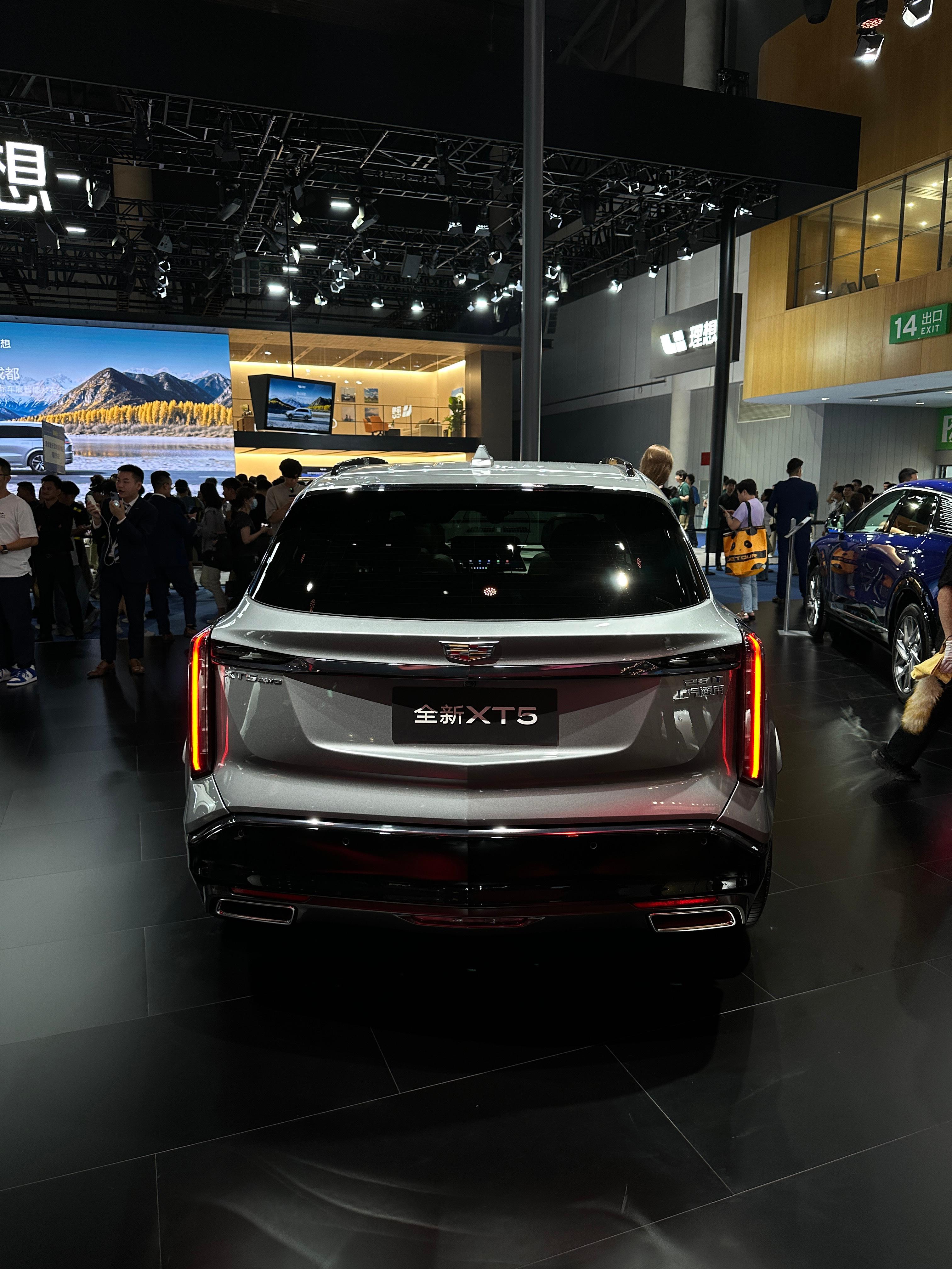 全新一代的凯迪拉克xt5,应该没有比我拍的更好的了2.