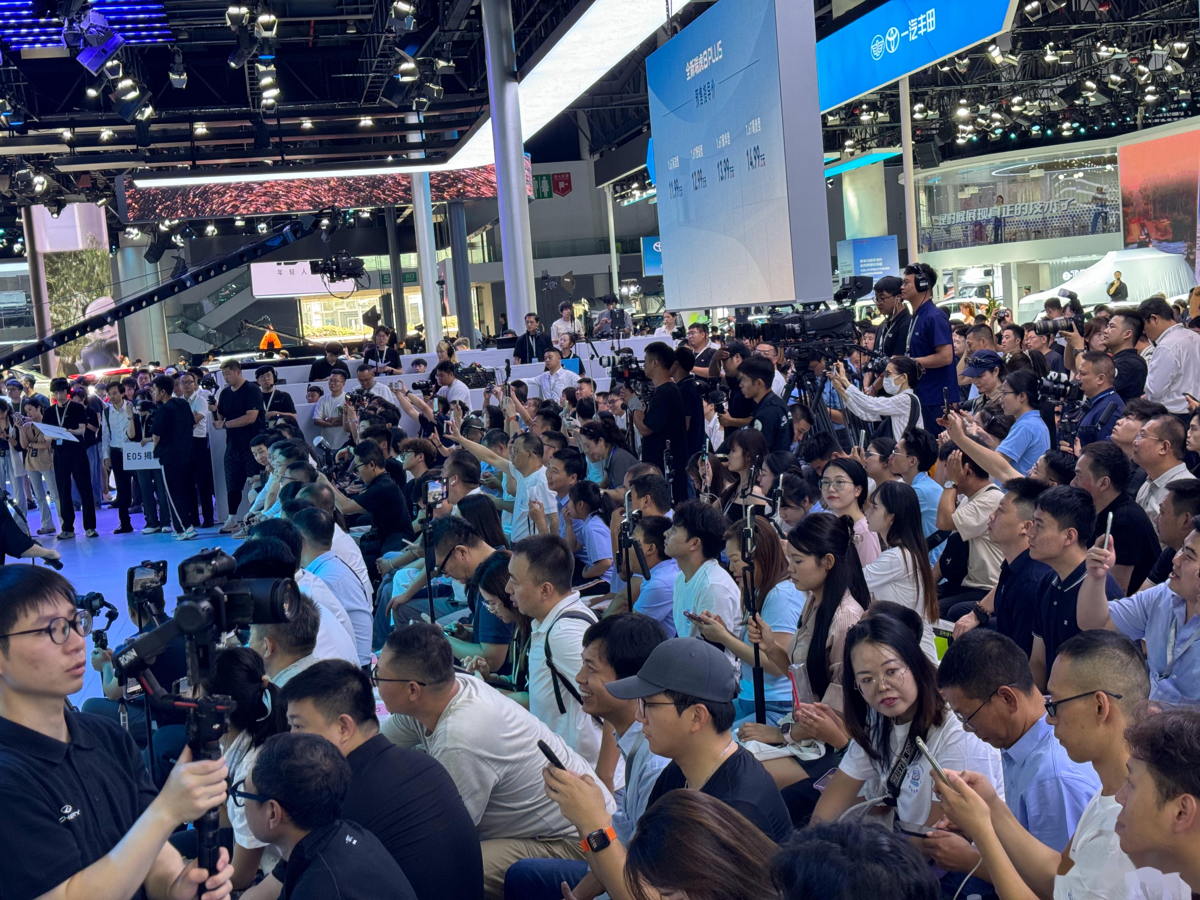 2024成都车展# 现场见证全新奇瑞瑞虎8 plus预售价格公布 11.99万