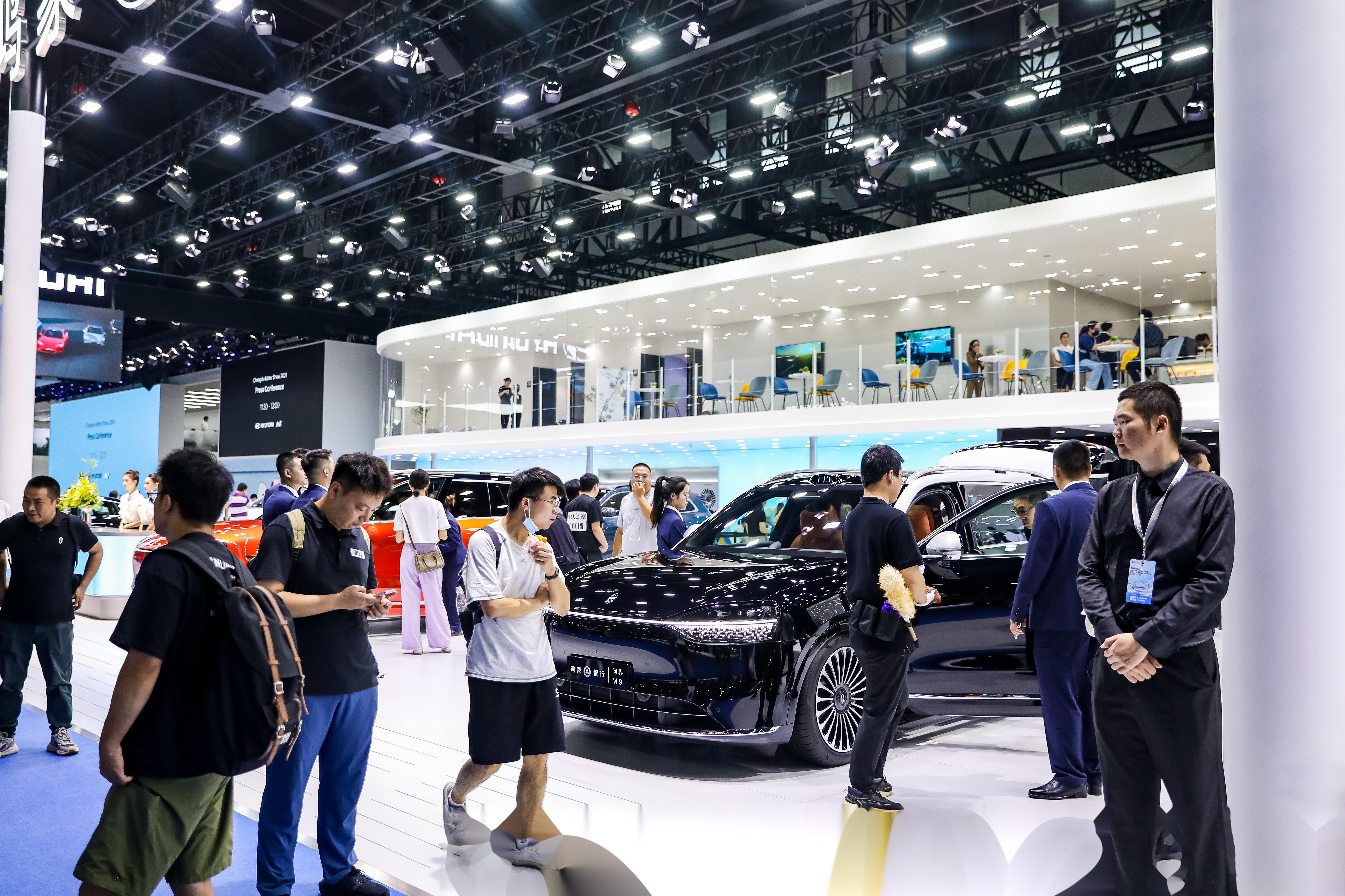 成都车展又双叒叕开展啦,问界m9再次惊艳亮相,吸引了众多到访人员的