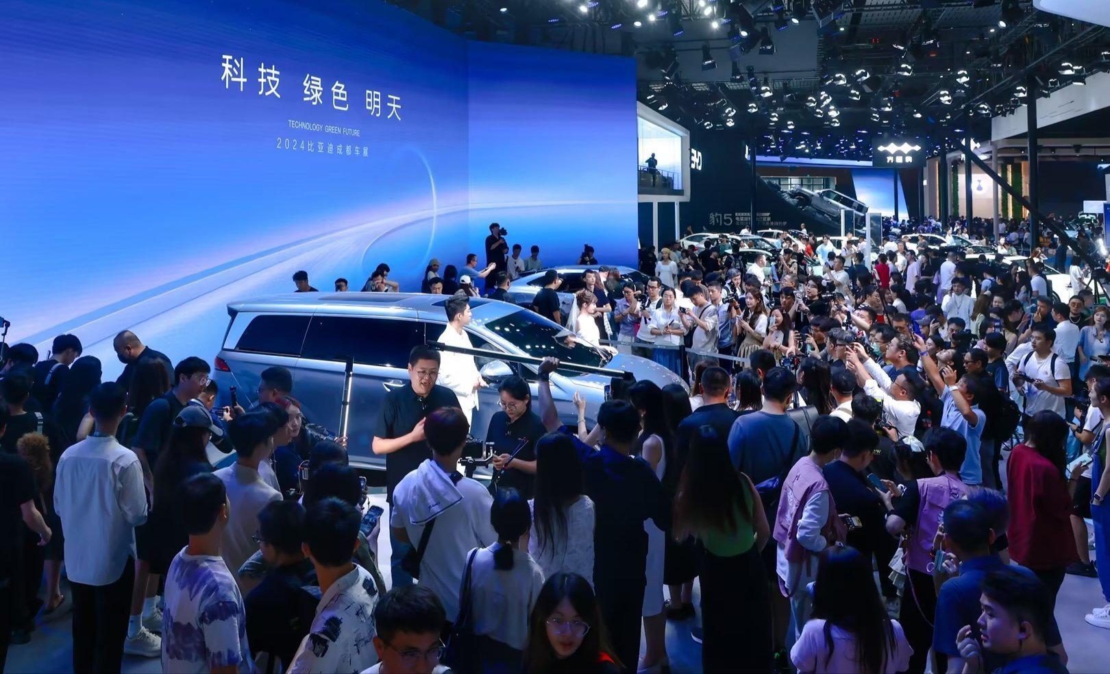 第五代dm技术中大型旗舰mpv夏##2024成都车展# 比亚迪夏来啦!8月30