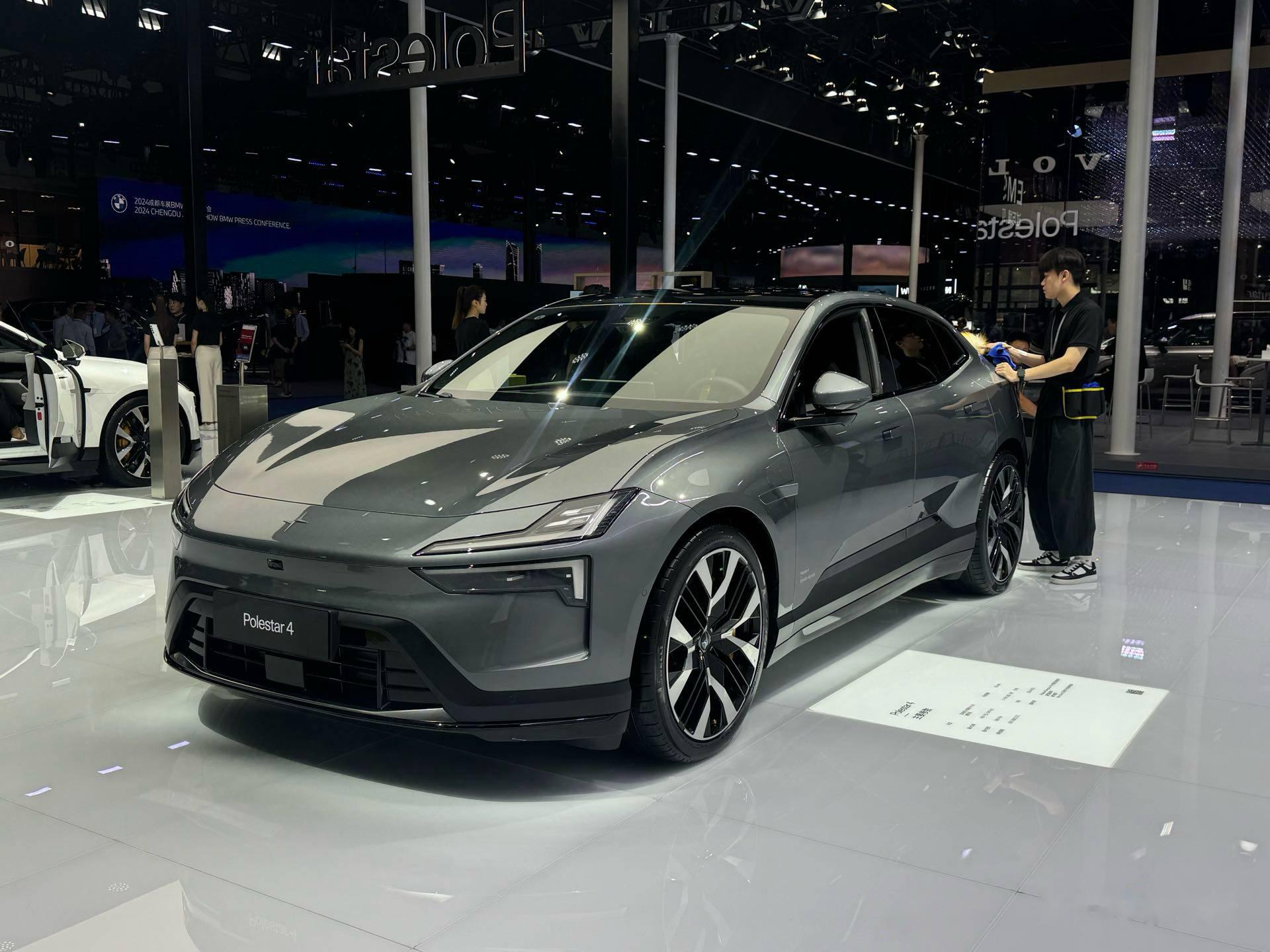 昨天在极星展台勾起了我很多回忆我还记得我第一台想买的车就是极星2