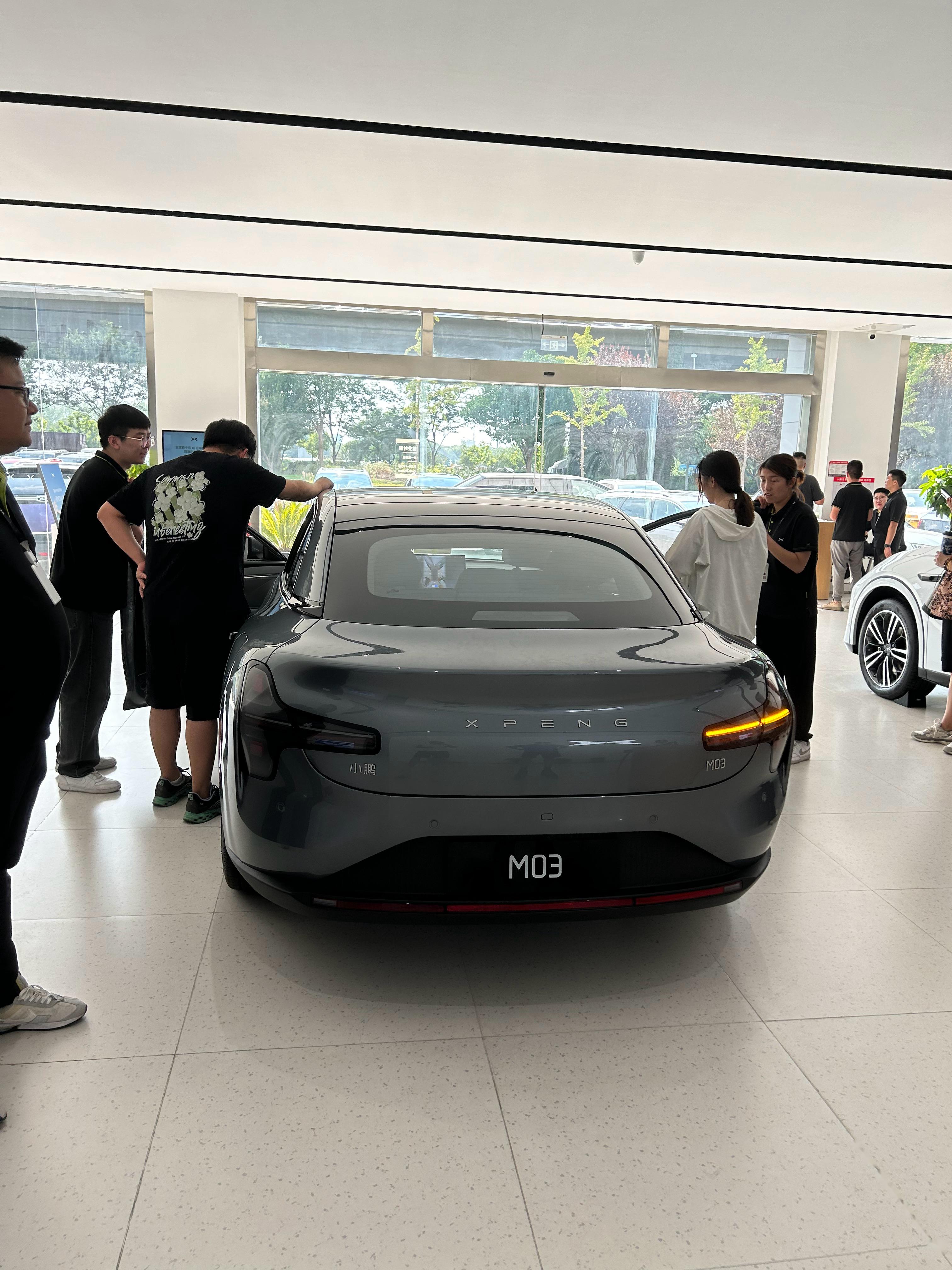 今天下午去看了下小鹏mona03,昆山的一个店,看车的人还不少.
