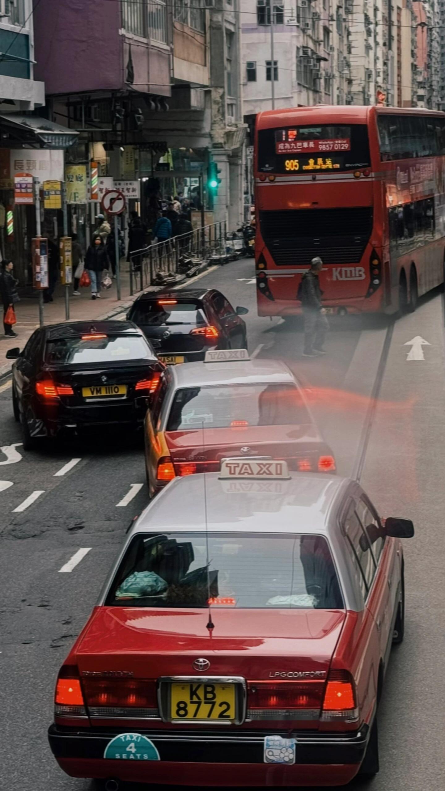 香港街上映目的红色taxi 90年代的街道一如从前 感受一次出租车文化