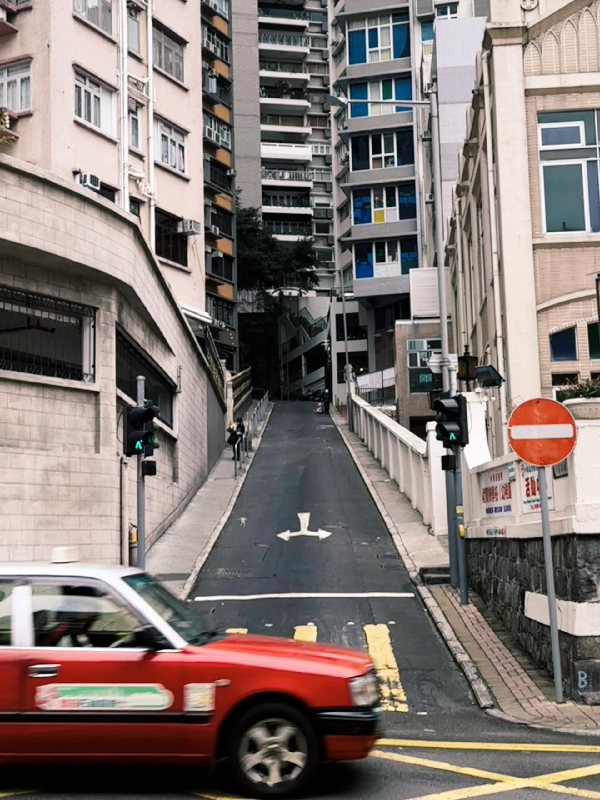 香港街上映目的红色taxi 90年代的街道一如从前 感受一次出租车文化