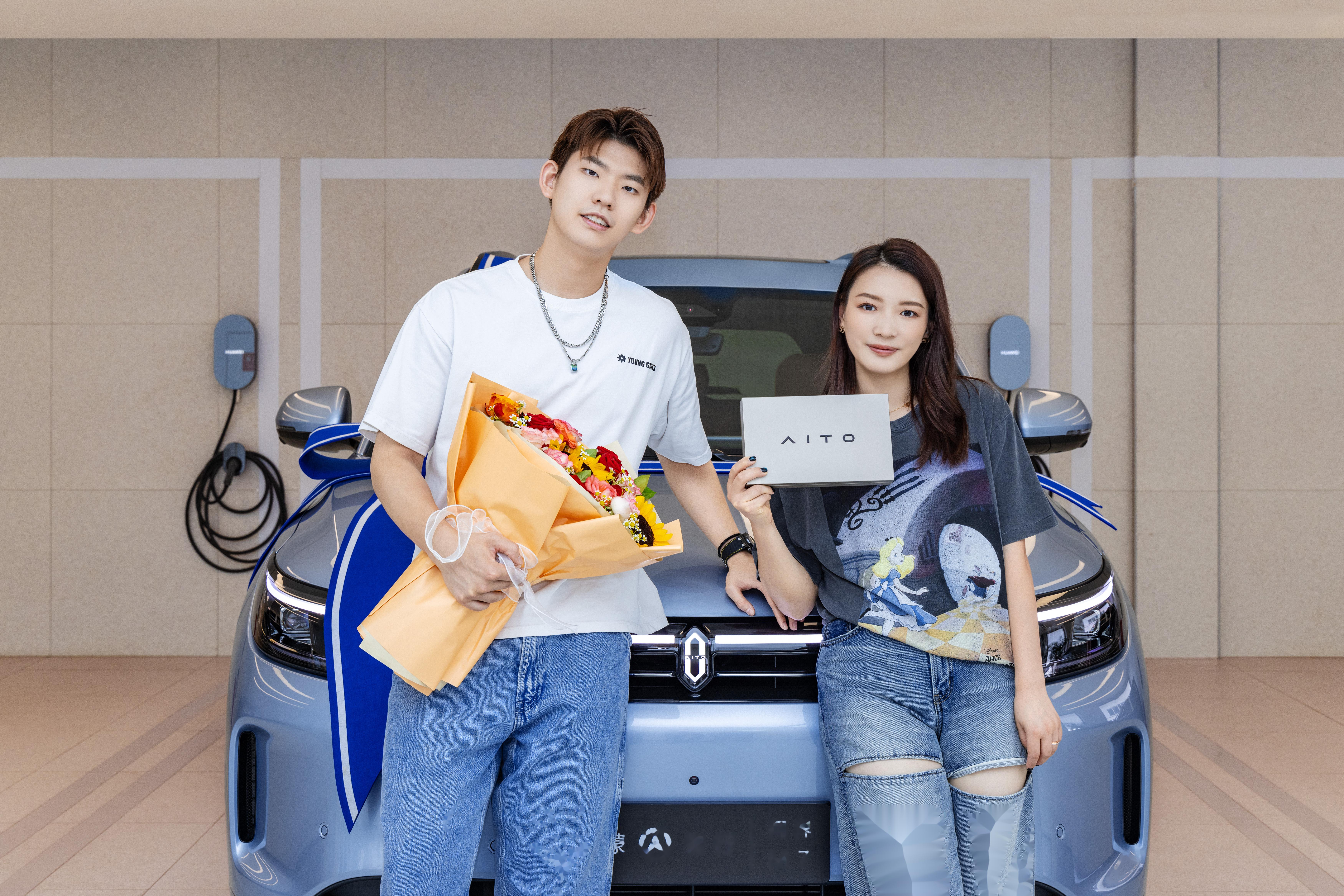 羽毛球国手世界冠军黄雅琼和男朋友刘雨辰今天喜提爱车问界m7 pro