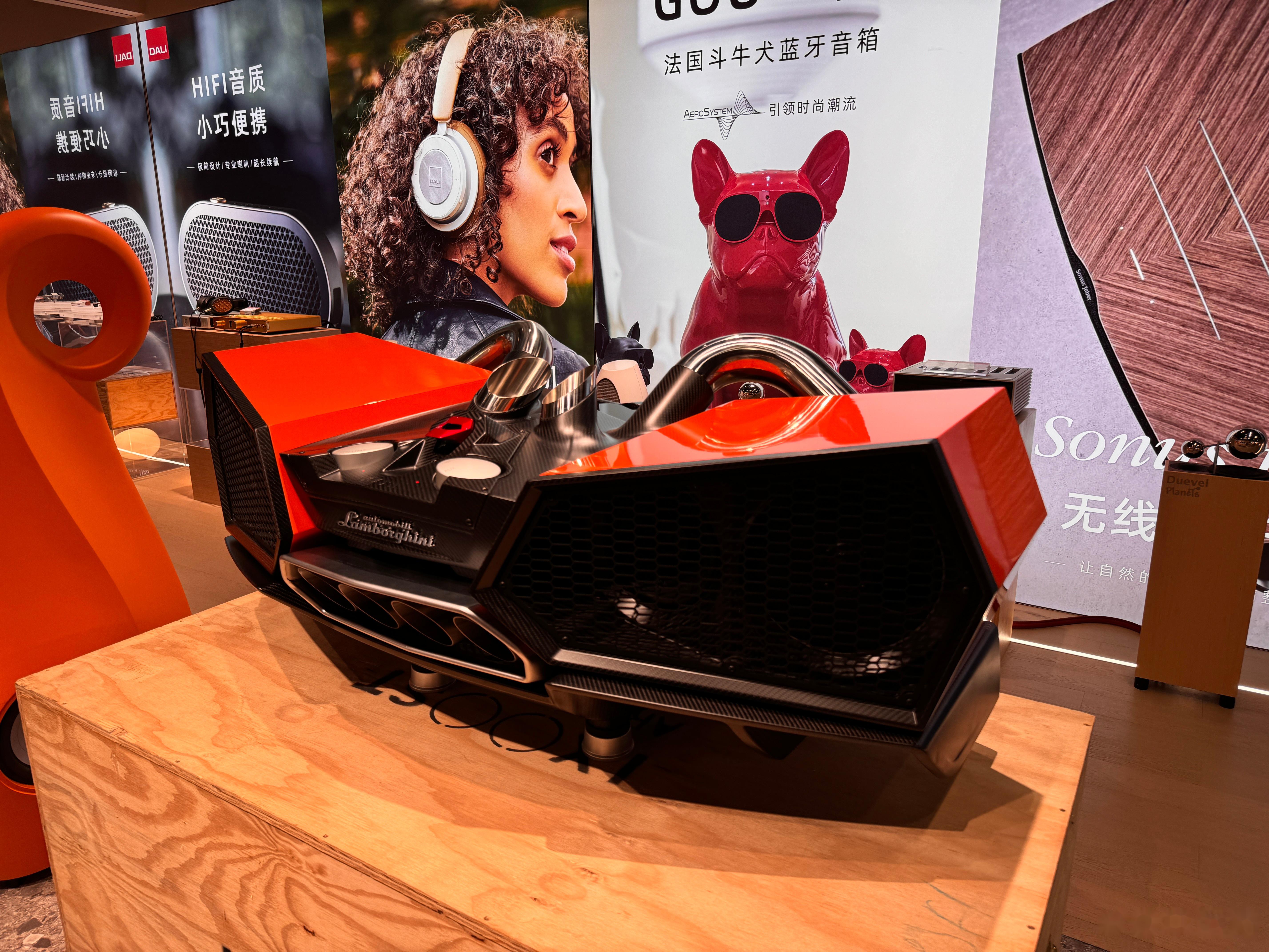 看到个很酷的音响,兰博基尼原厂切割做成的!