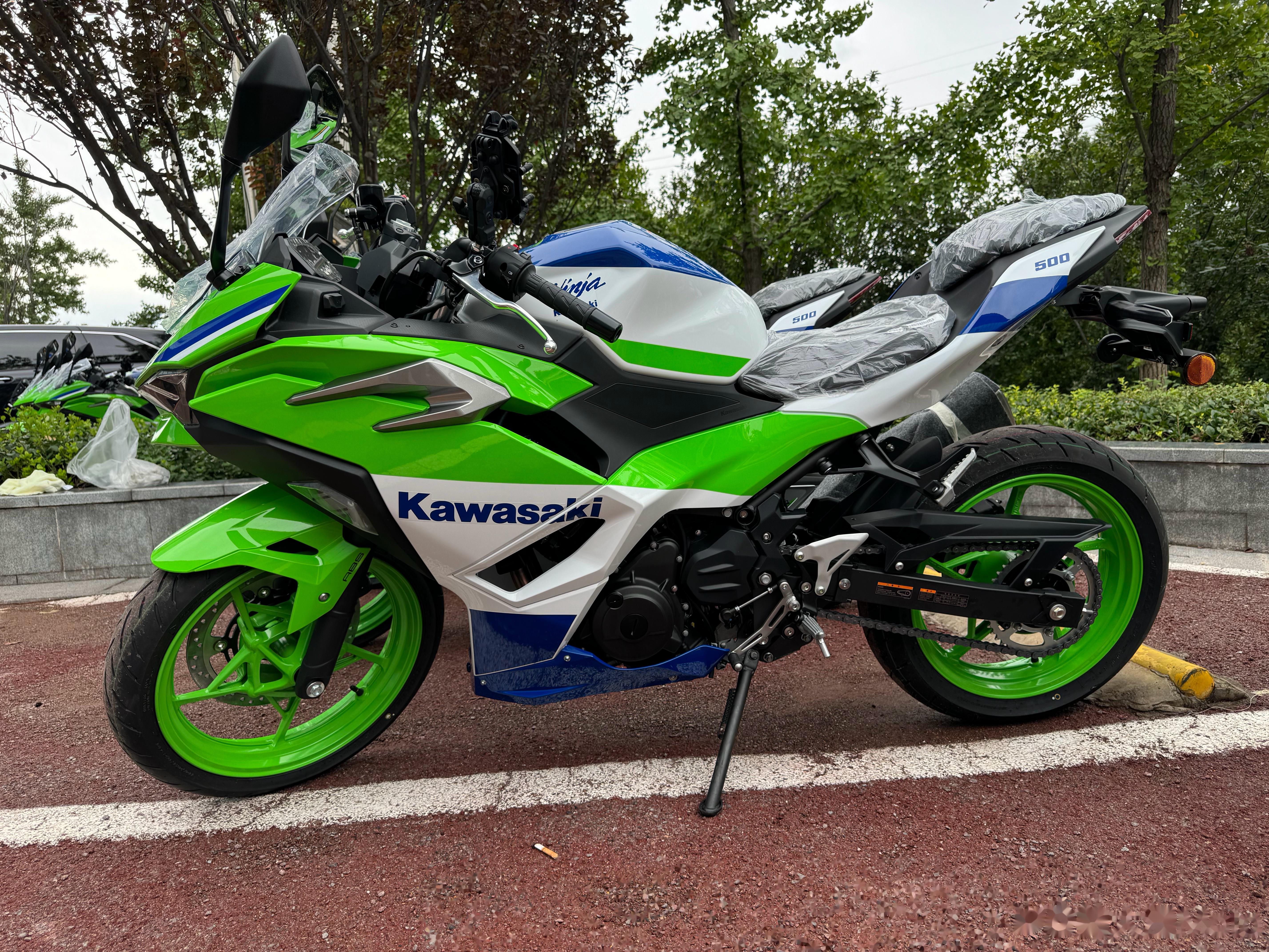 川崎忍者500上市,标准版45800,高配se49800,限量版51100,大家