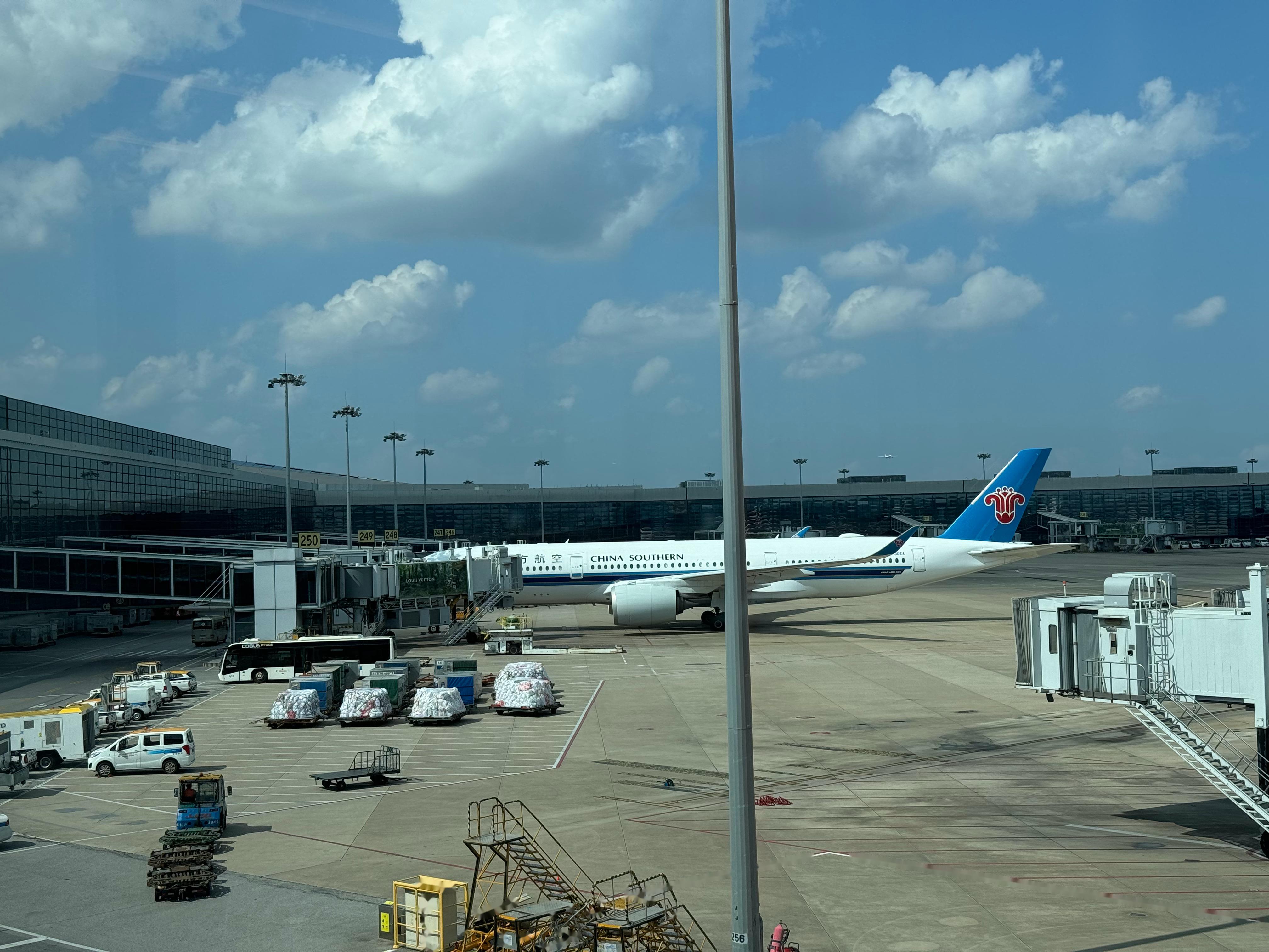 喜欢蔚来在上海虹桥机场的休息室希望合肥新桥t2也能开一个.