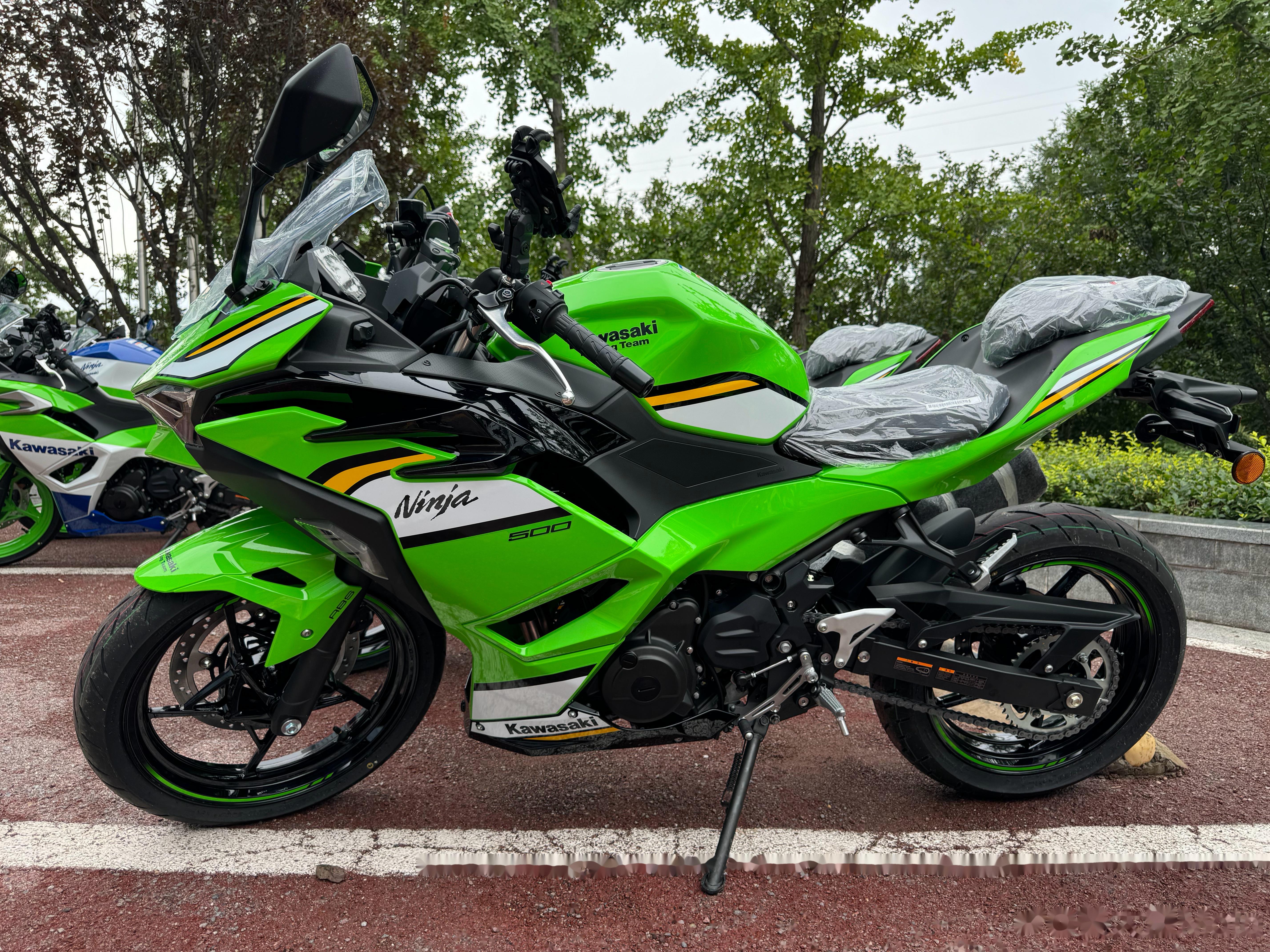 川崎忍者500上市,标准版45800,高配se49800,限量版51100,大家