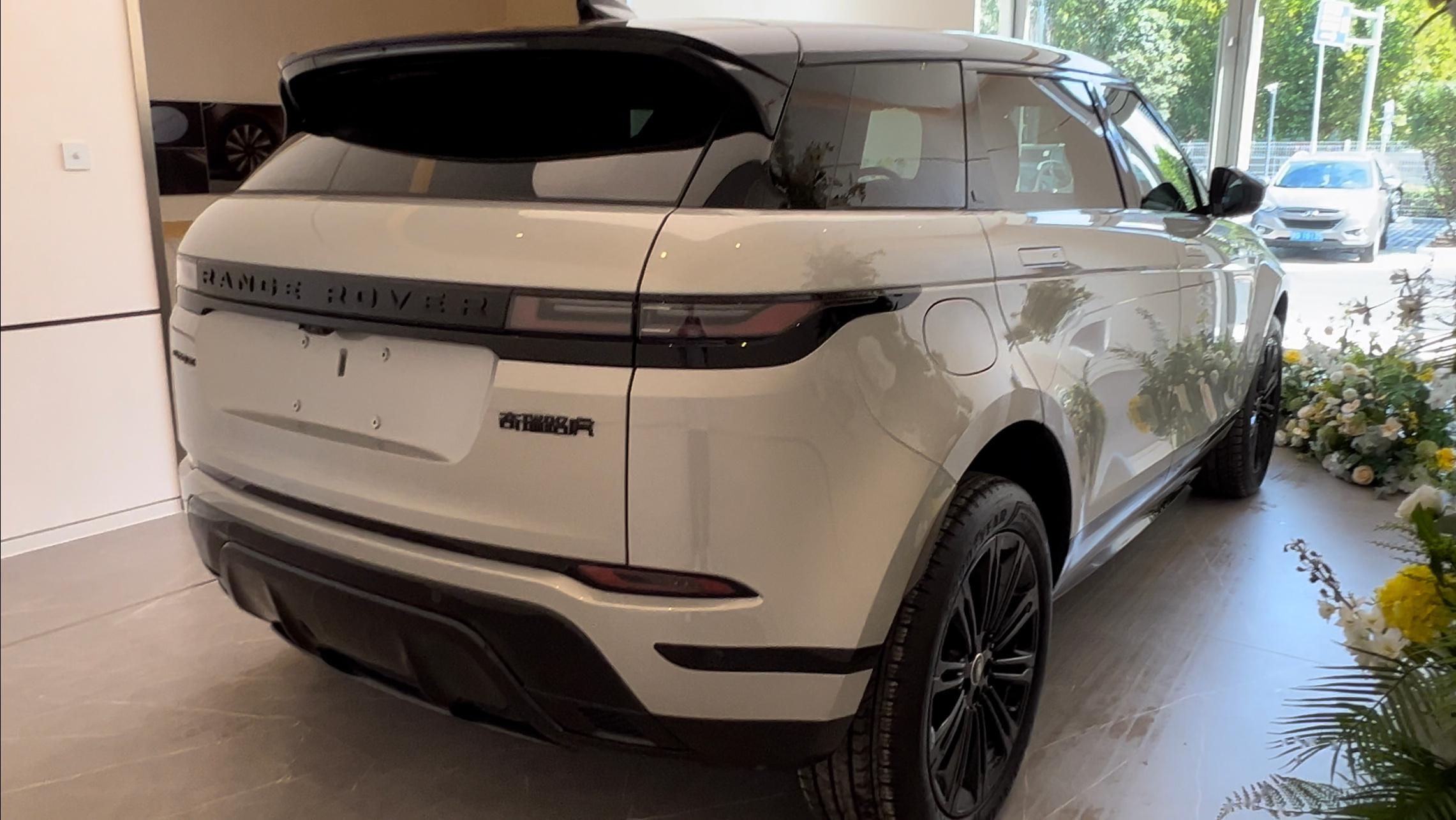 终于在中秋节假期第一天,提了自己梦寐以求的爱车路虎揽胜极光,整个提