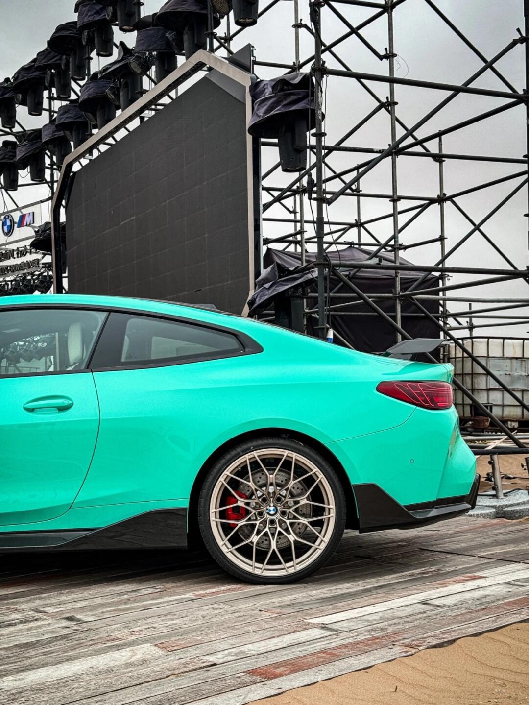 实拍宝马新m4薄荷绿车漆