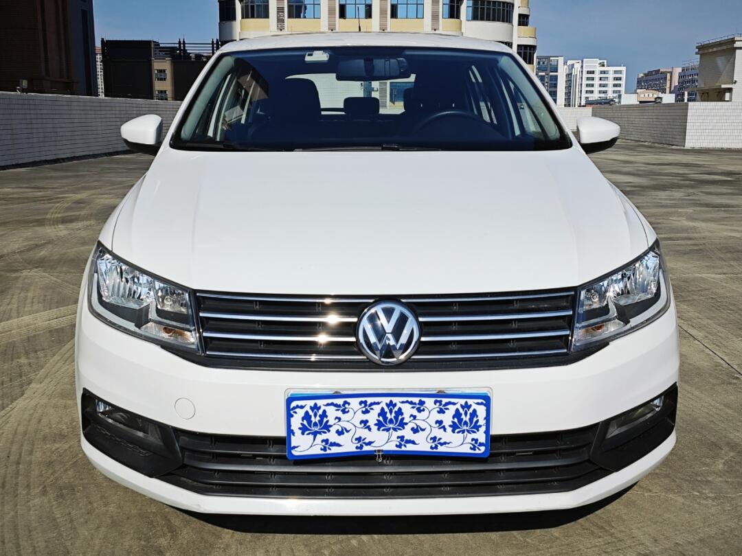 【品牌型号】2017年大众桑塔纳浩纳1.6l自动舒适版白色