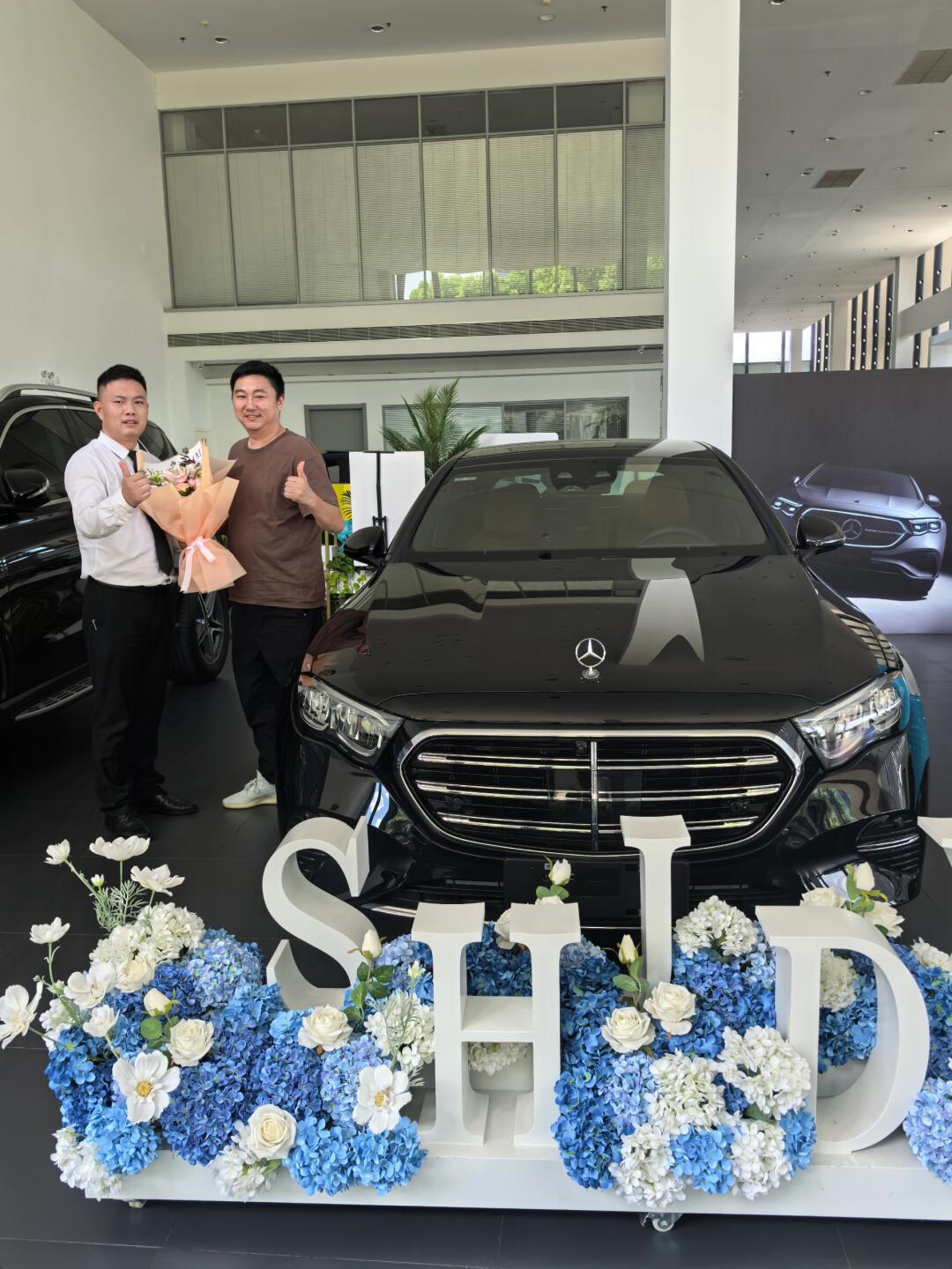 又一位奔驰e300l车主提车啦感谢您对奔驰品牌的钟爱对我们的信任