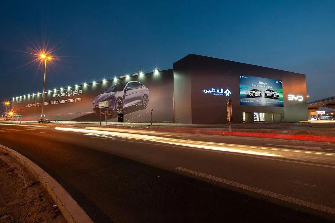 比亚迪阿联酋迪拜旗舰店. 咋样?占地面积1100平米,50个车位.