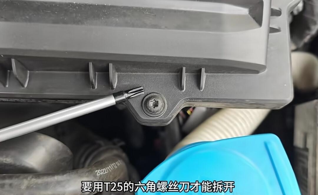 新帕萨特自己动手更换空气滤芯