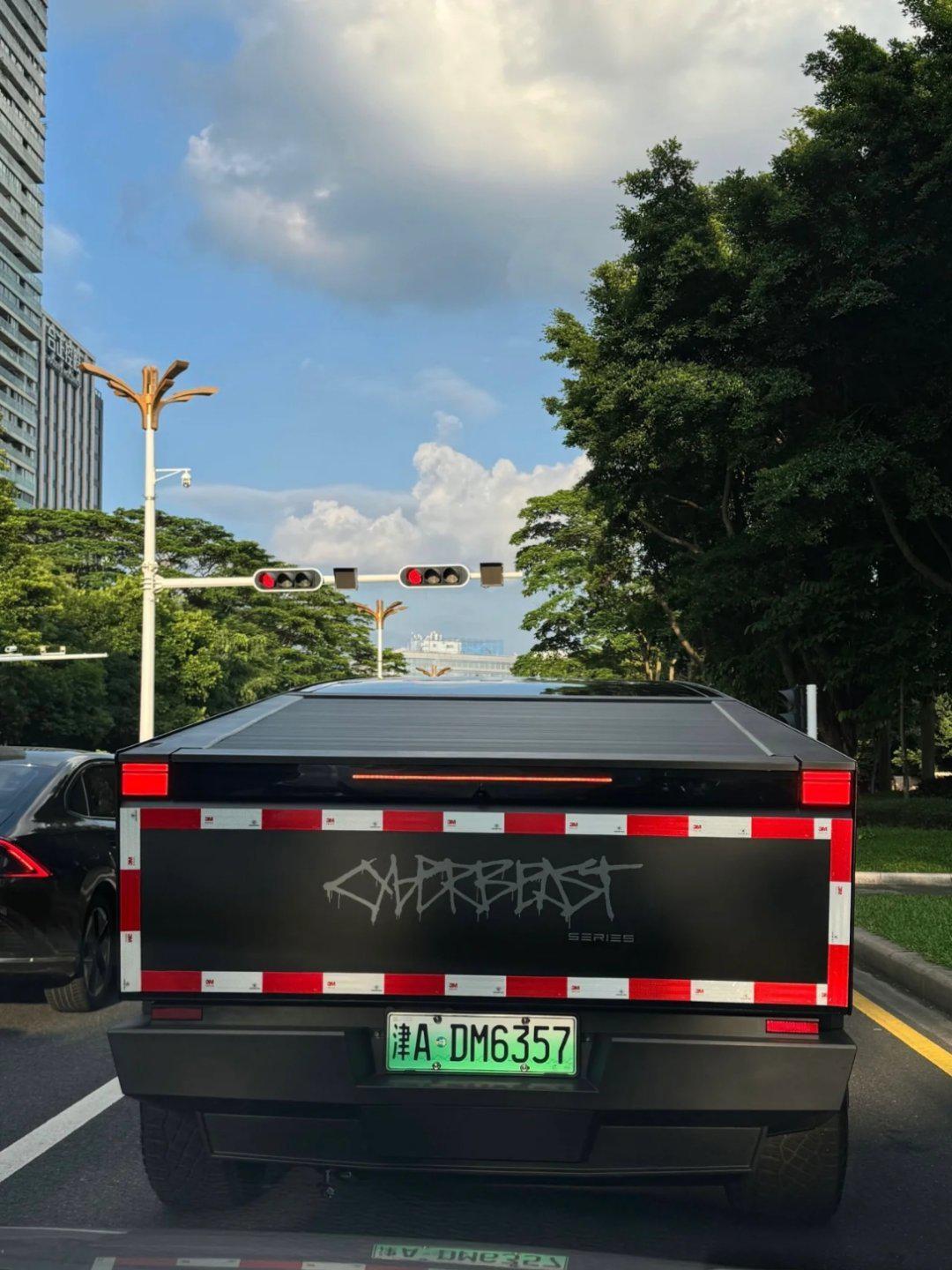 当前位置:>易车>社区>汽车杂谈社区>贴上这反光条,感觉就像是一老外穿