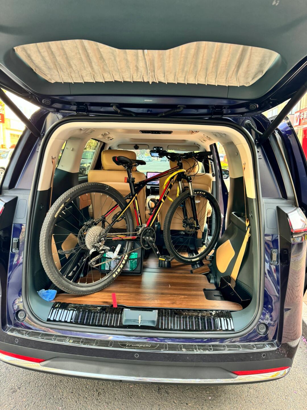 在这里,我的车能装下一家6口,并且后备箱还能装下一家6口自驾游7天的