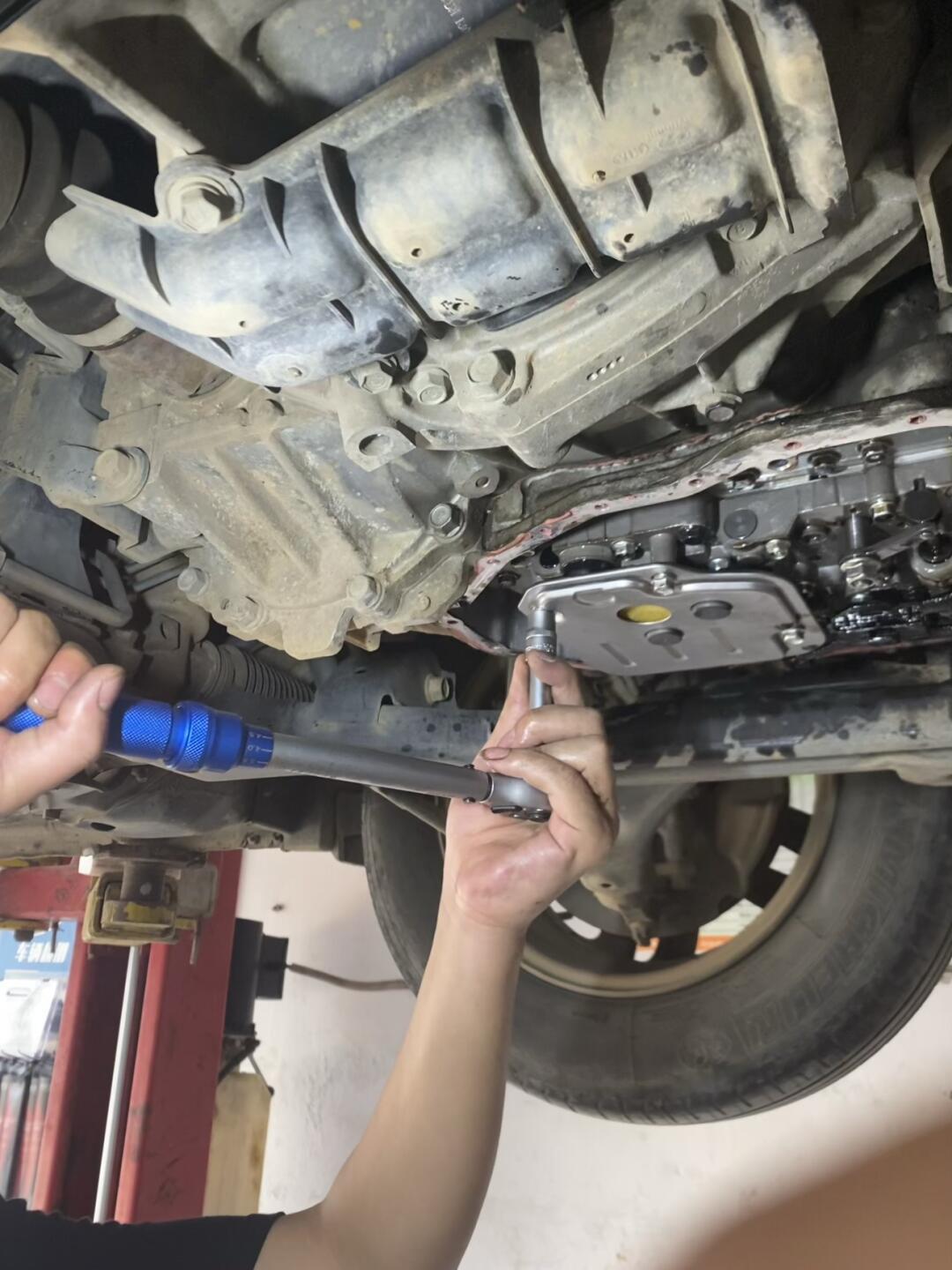 现代悦动更换变速箱油,专业的事交给专业的人,滤网螺丝8扭,变速箱油底