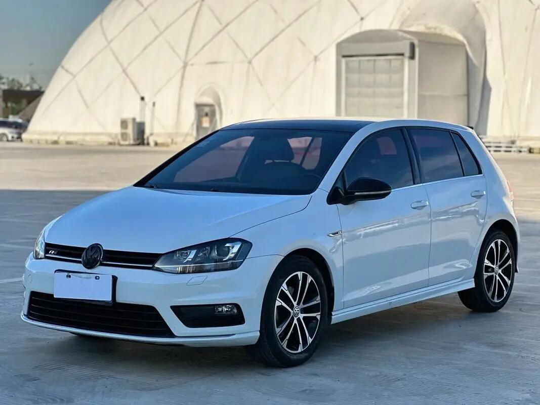 高尔夫是一款由德国大众汽车公司生产的紧凑型两厢车.