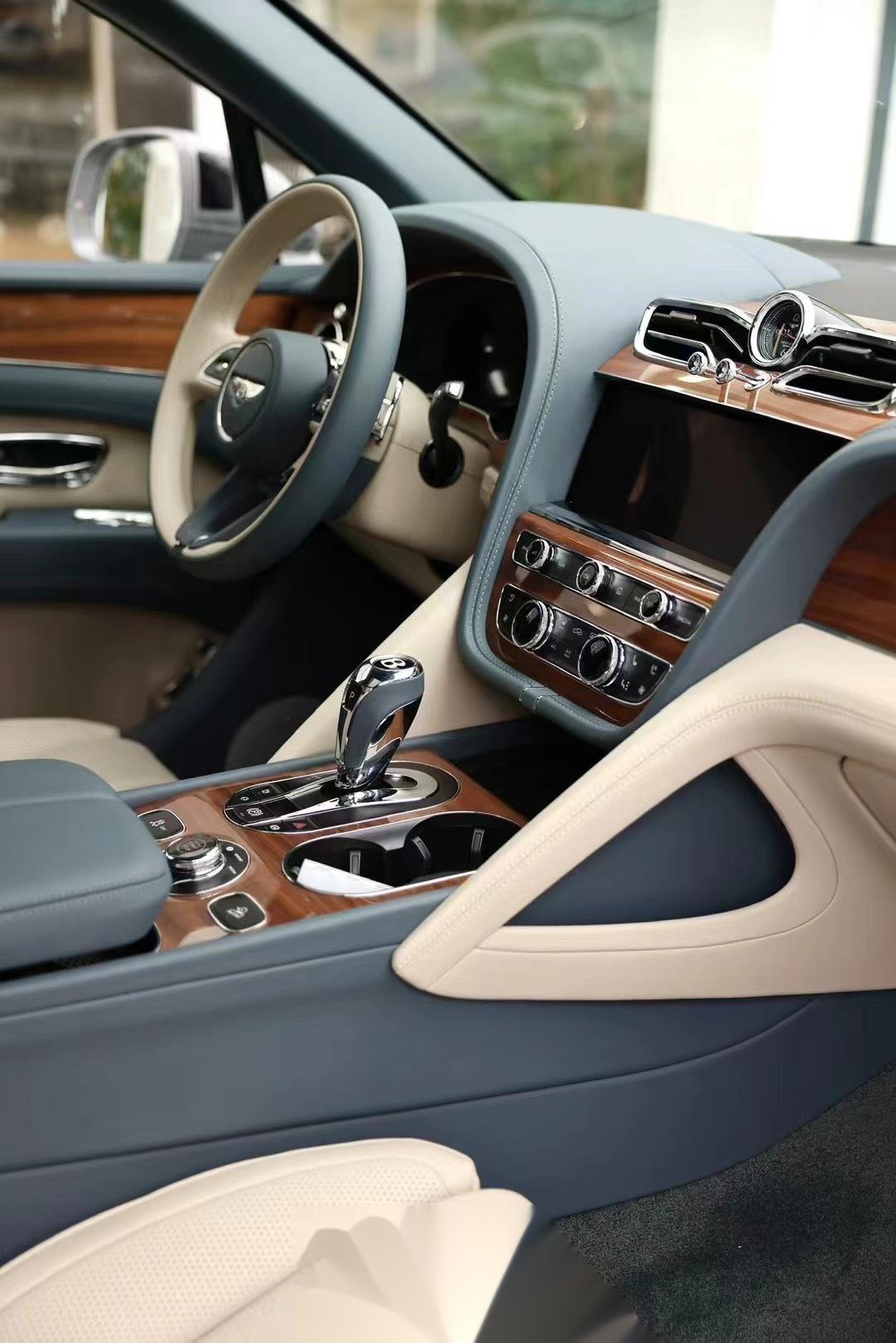 豪车超跑 宾利添越寒武岩灰,话说添越内饰如果不是那么多木饰板的话