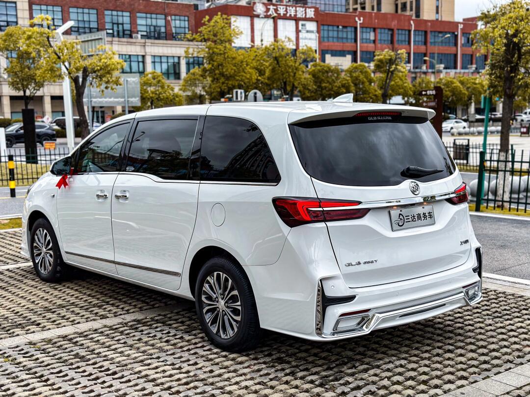 别克gl8 陆上公务舱 652t 豪华型 国vi 8.2万公里 外观前后包围改装