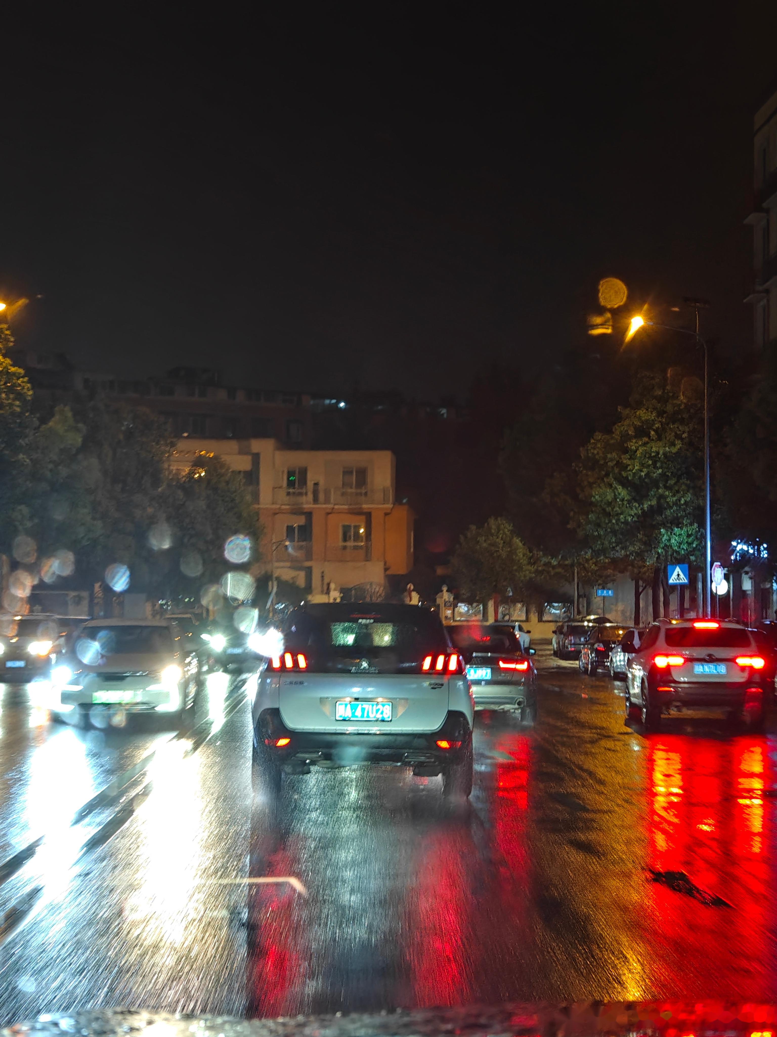 成都今晚上全都堵成哈儿,东门吃完饭回南边开了快一个小时,雨夜路上全