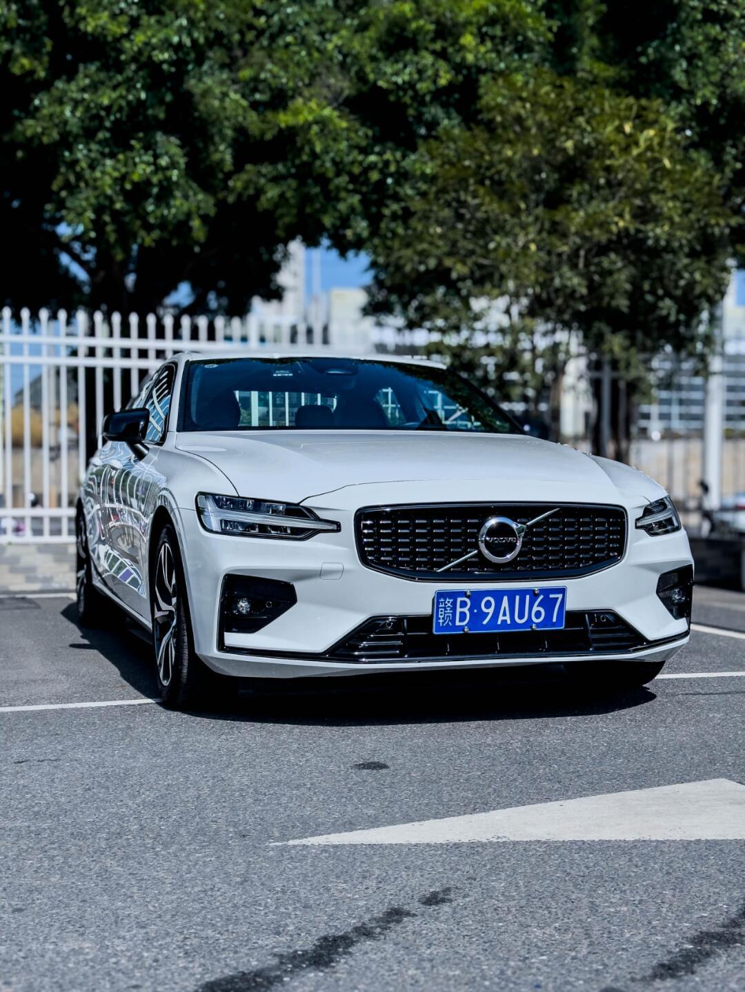 s60 是一款中型豪华轿车