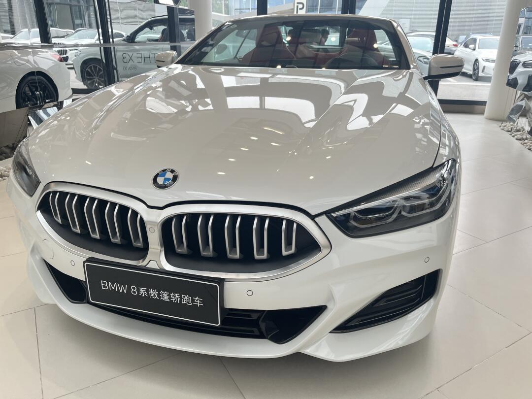 宝马8系敞篷是一款豪华的双门四座软顶敞篷