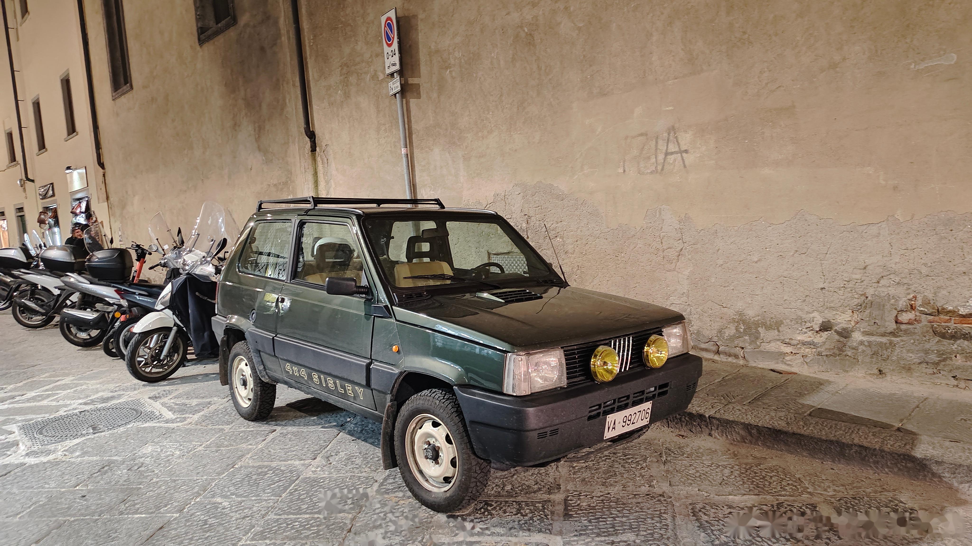在意大利接头最常见的老车是这款老菲亚特熊猫,而且很多车况还挺好.