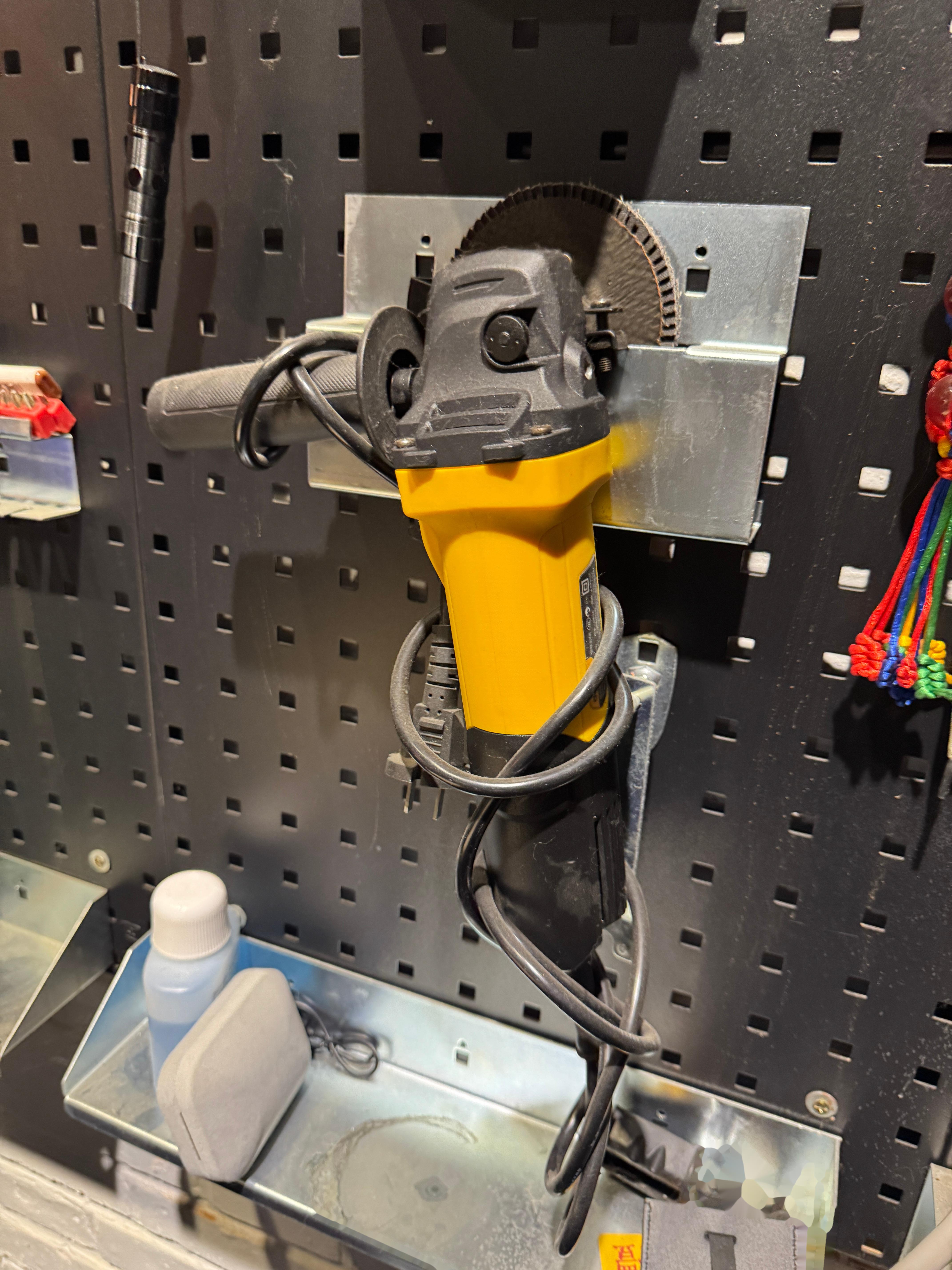 电动扳手,电动螺丝刀,角磨机 曲线锯,台锯,电钻 设备都齐了 平时很少