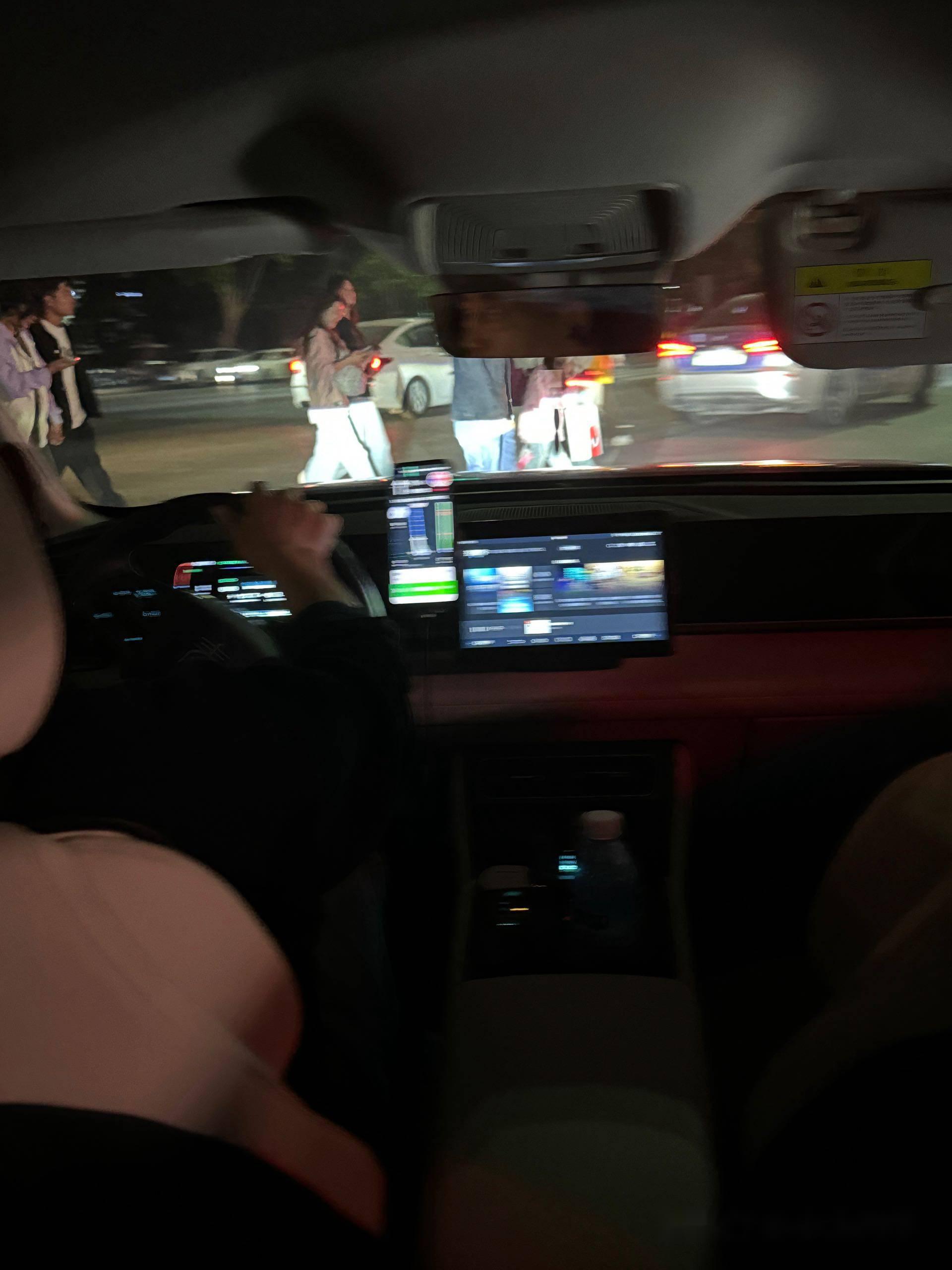 夜晚坐出租车图片