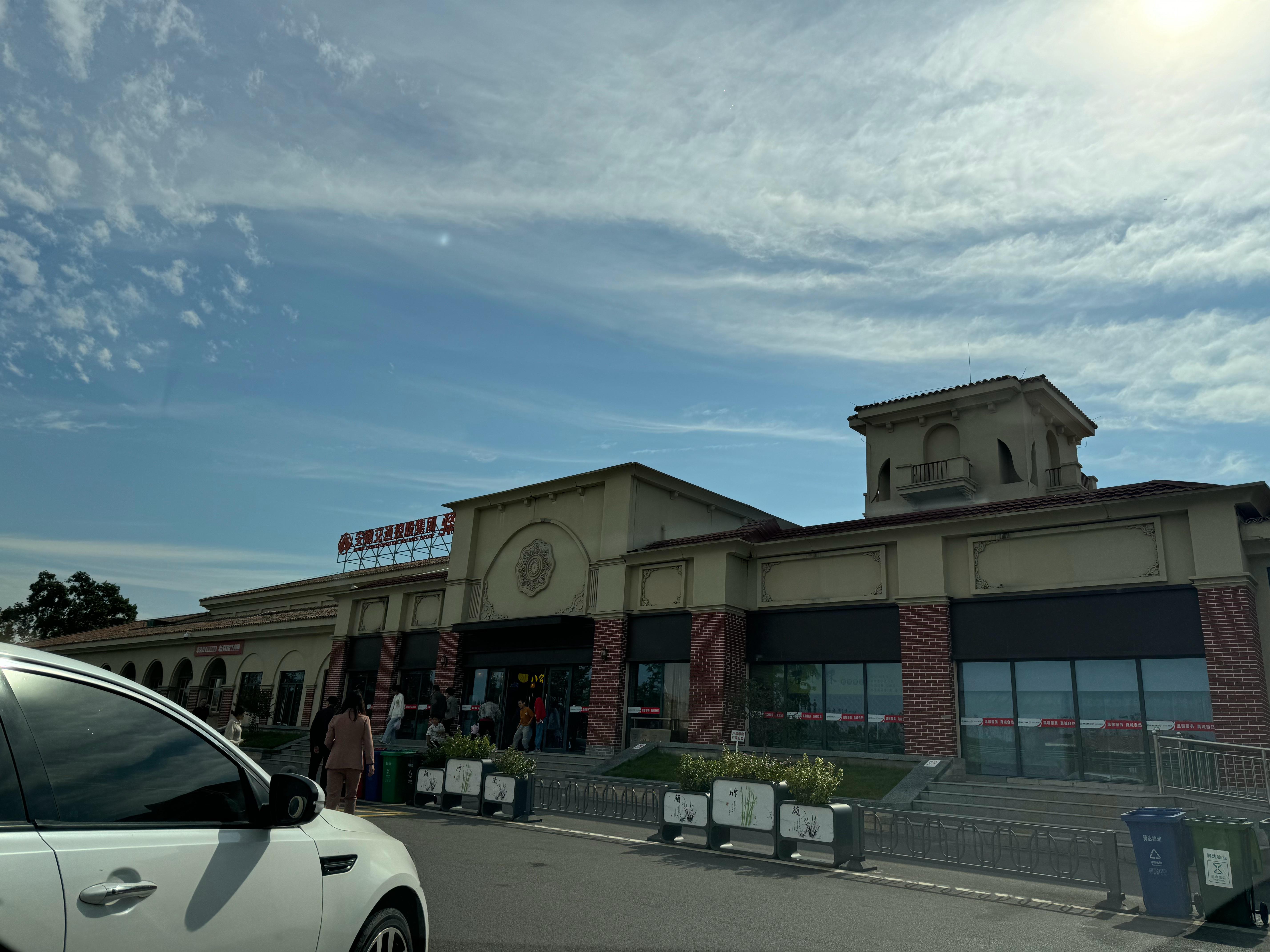 10月5日,高速服务区充电桩,非常宽裕,12根桩只有2个在用