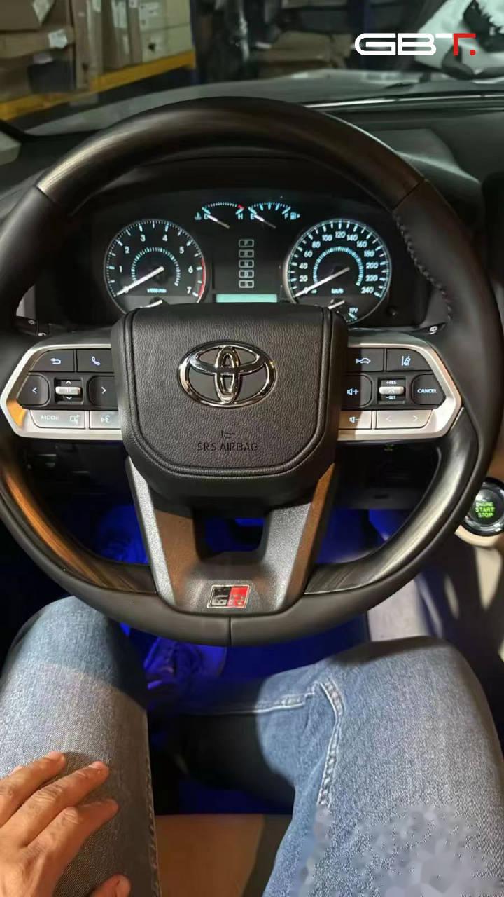 来自国外车主的肯定 兰德酷路泽lc200升级300内饰,接线,安装都适配的