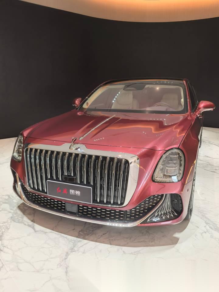 随手拍了几张红旗国雅,看了这辆车后,我的dreamcar就从大劳变成了它.