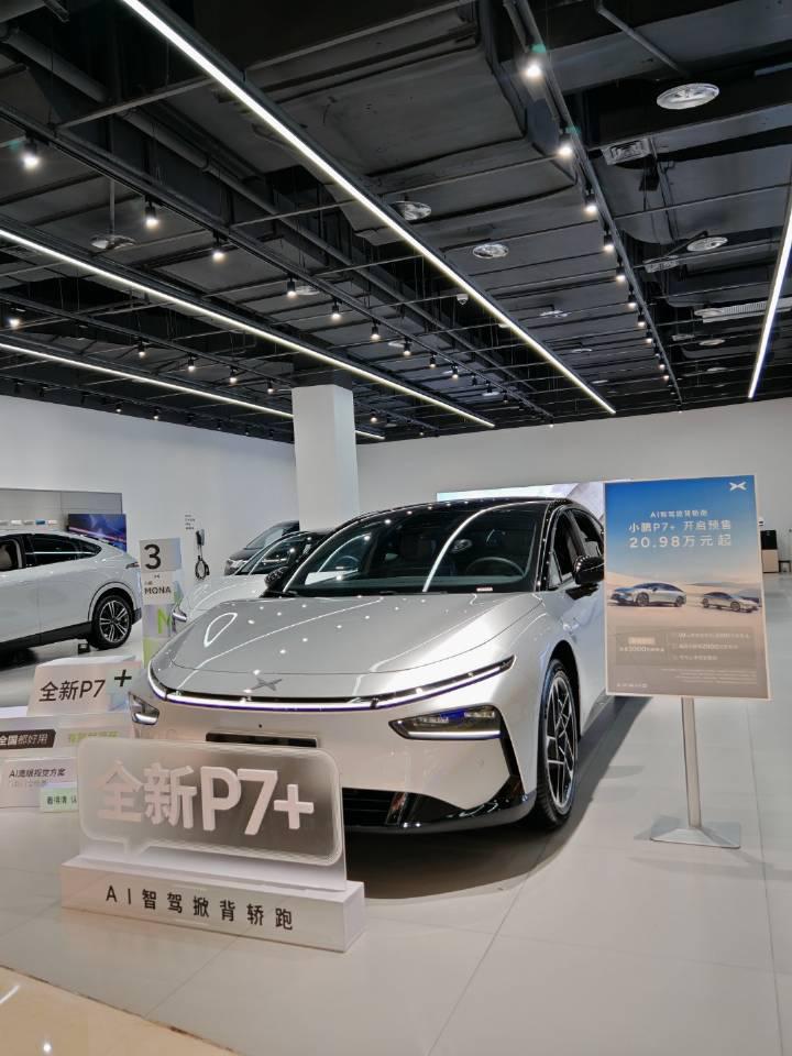 在商场看到小鹏p7 了,实车挺帅的 这个银色我觉得比白色好看,酷哦 我