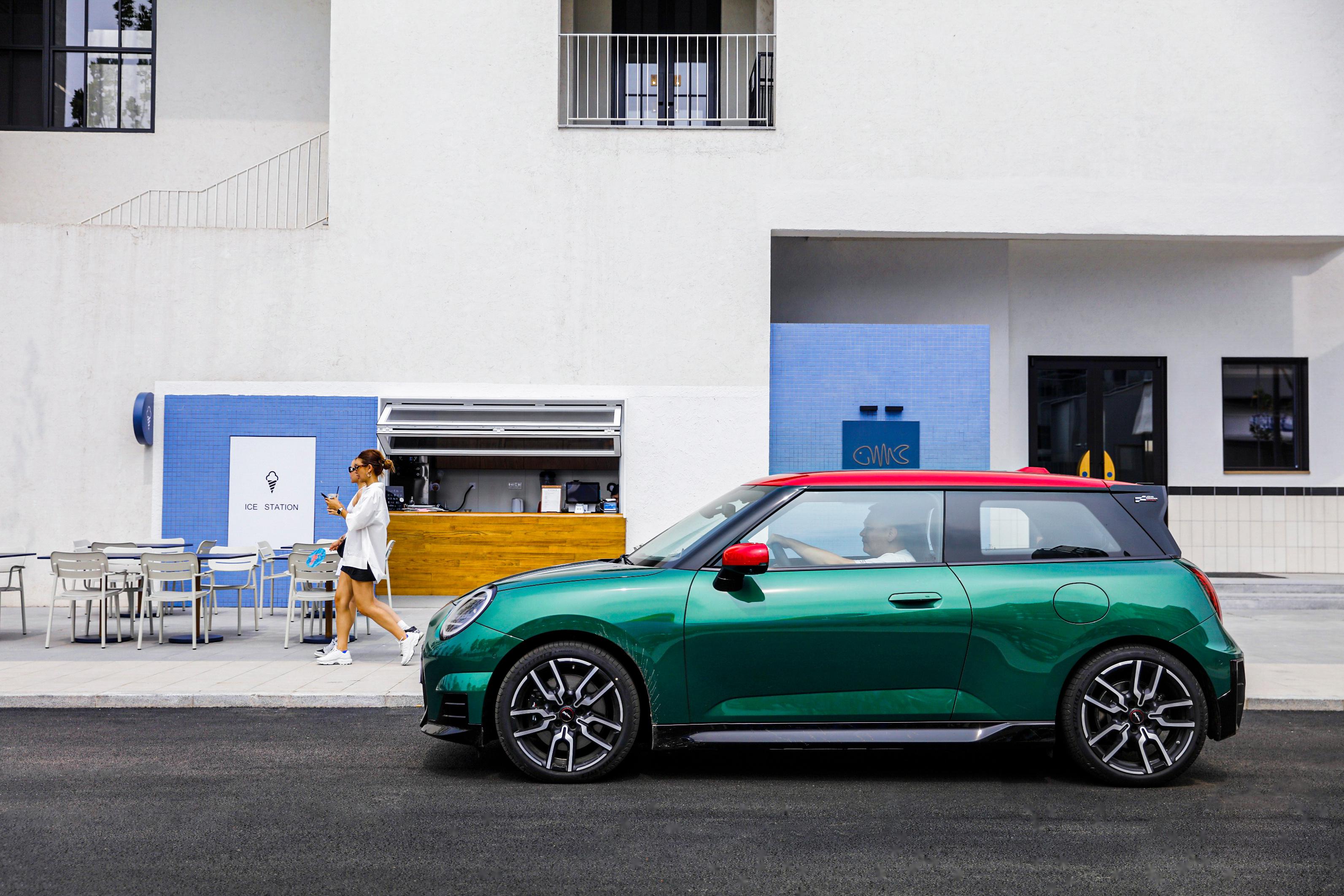 目前电动mini cooper 14.88万元起,电动mini