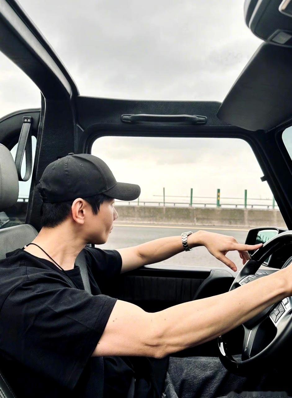 明星们驾驶大g的瞬间集锦,每张照片都充满了时尚气息